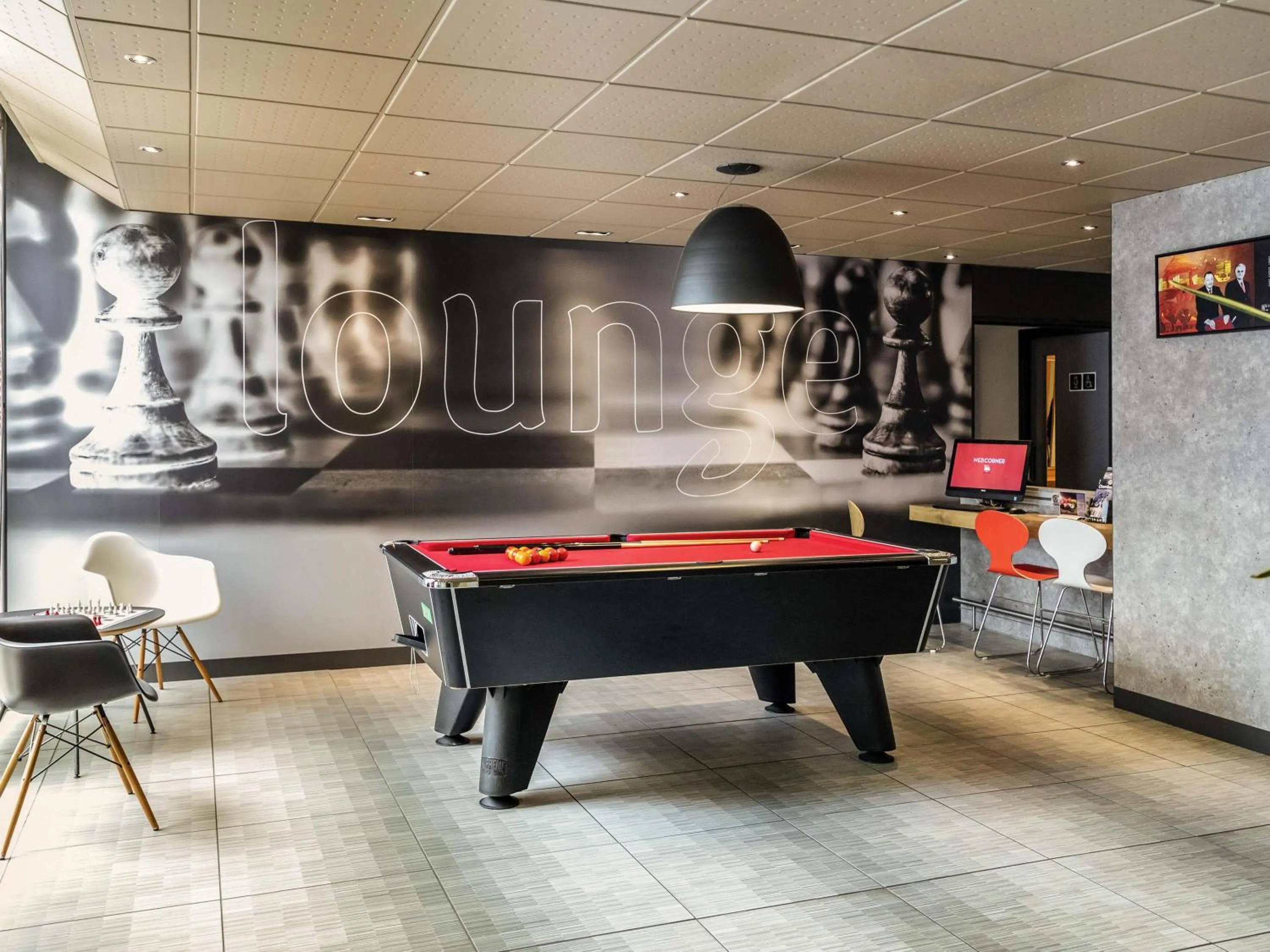 Lounge or bar in Ibis Bourges Centre, Hôtel Restaurant