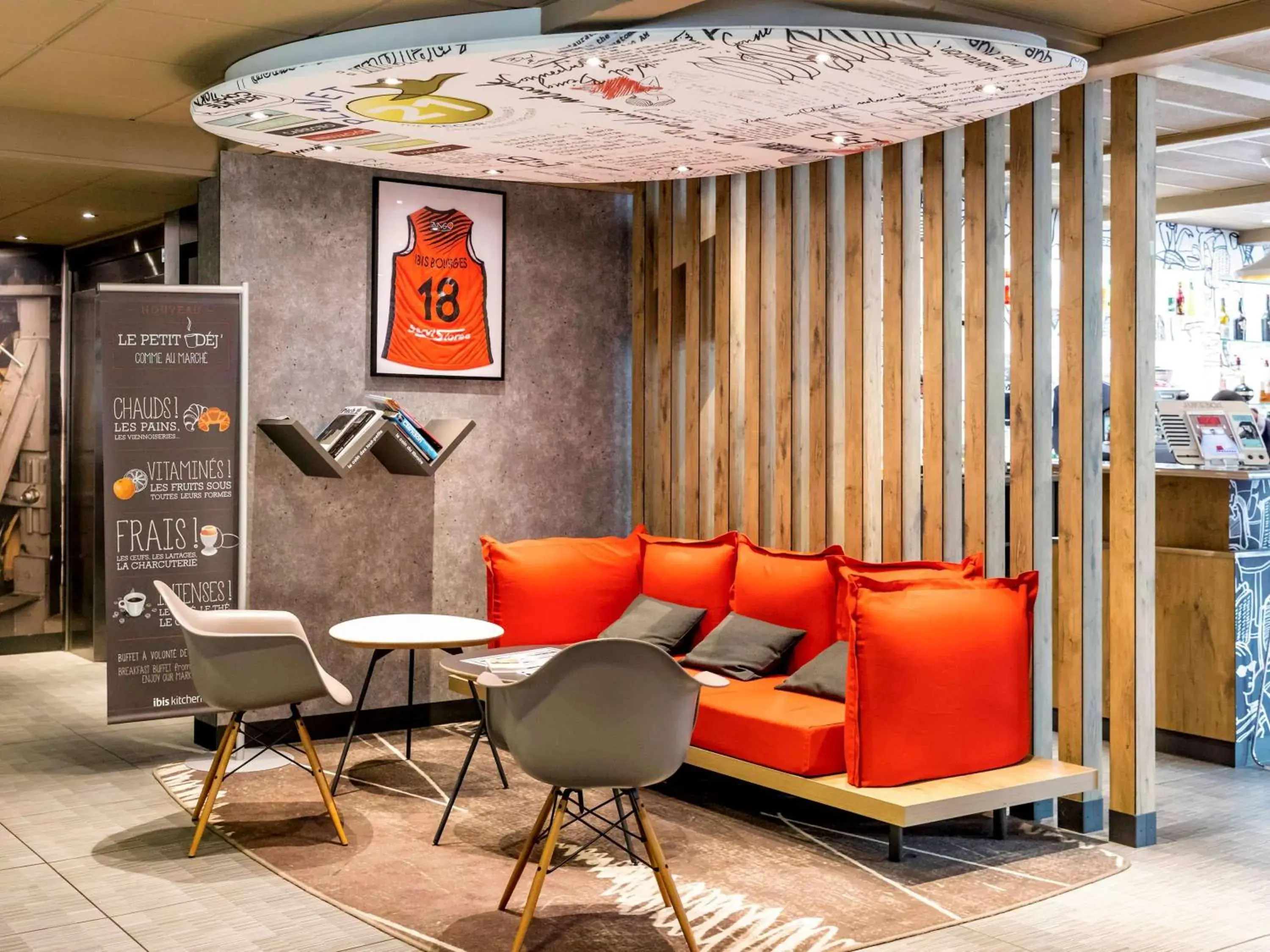 Property building in Ibis Bourges Centre, Hôtel Restaurant Property building in Ibis Bourges Centre, Hôtel Restaurant