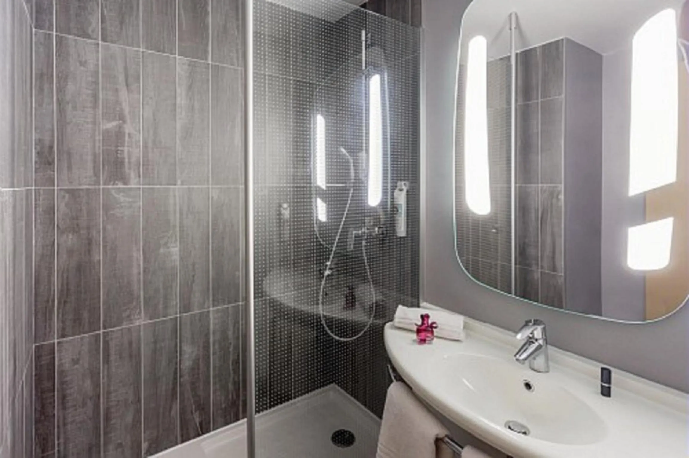 Bathroom in Ibis Bourges Centre, Hôtel Restaurant