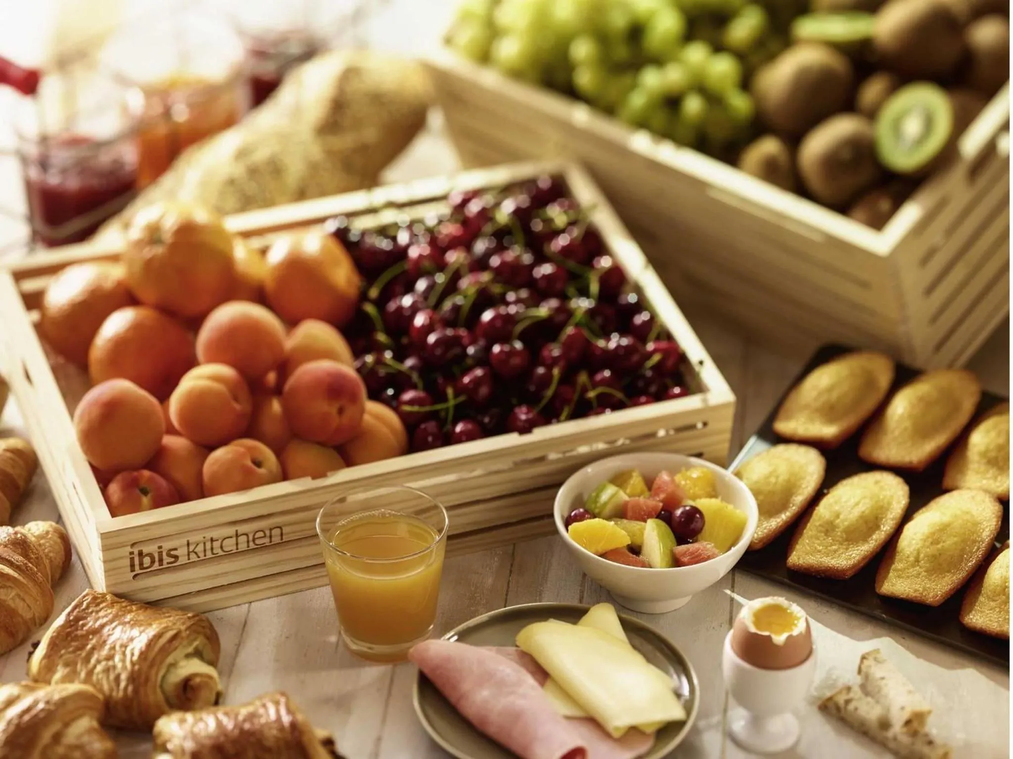 Breakfast in Ibis Bourges Centre, Hôtel Restaurant