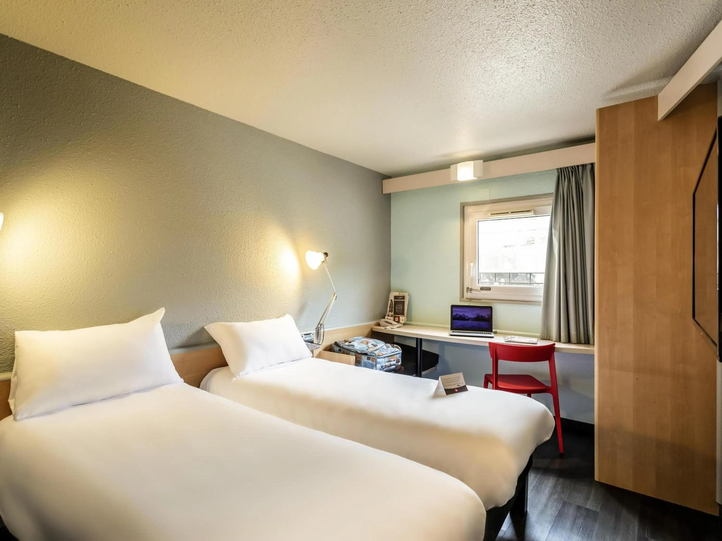 Bedroom, Bed in Ibis Bourges Centre, Hôtel Restaurant