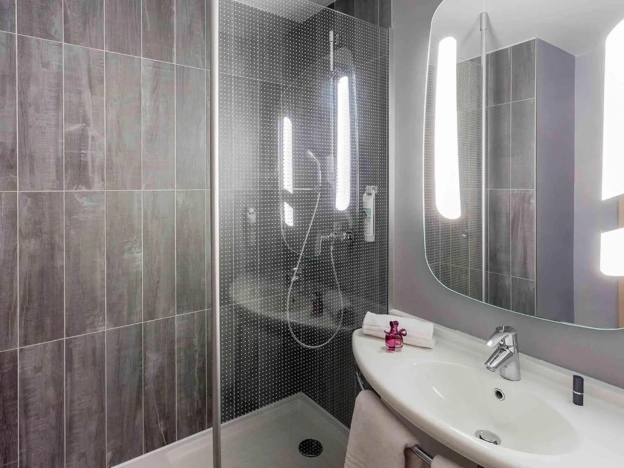 Bedroom in Ibis Bourges Centre, Hôtel Restaurant