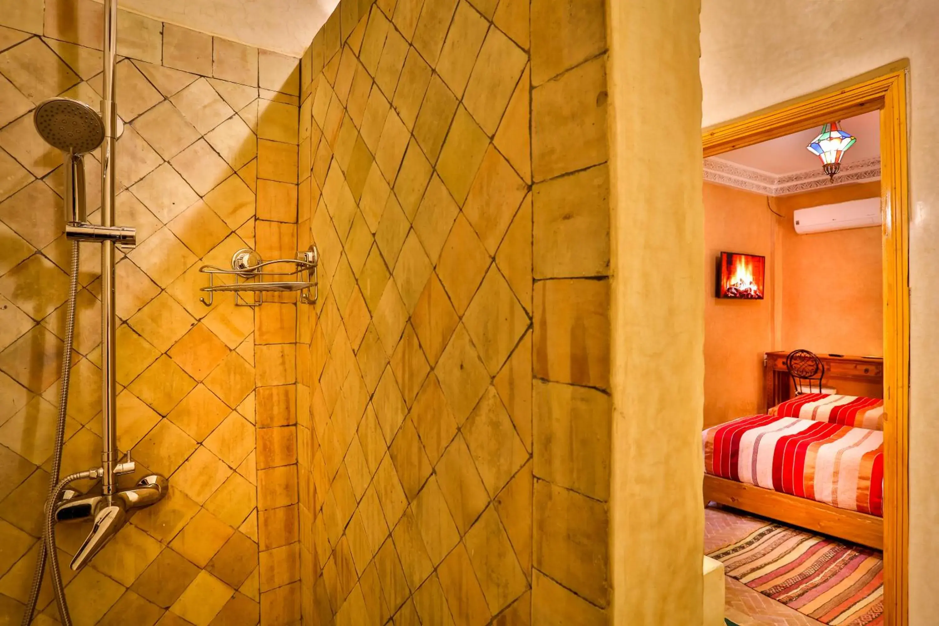Shower, Bed in RIAD VILLA SIDI BABA Shower, Bed in RIAD VILLA SIDI BABA