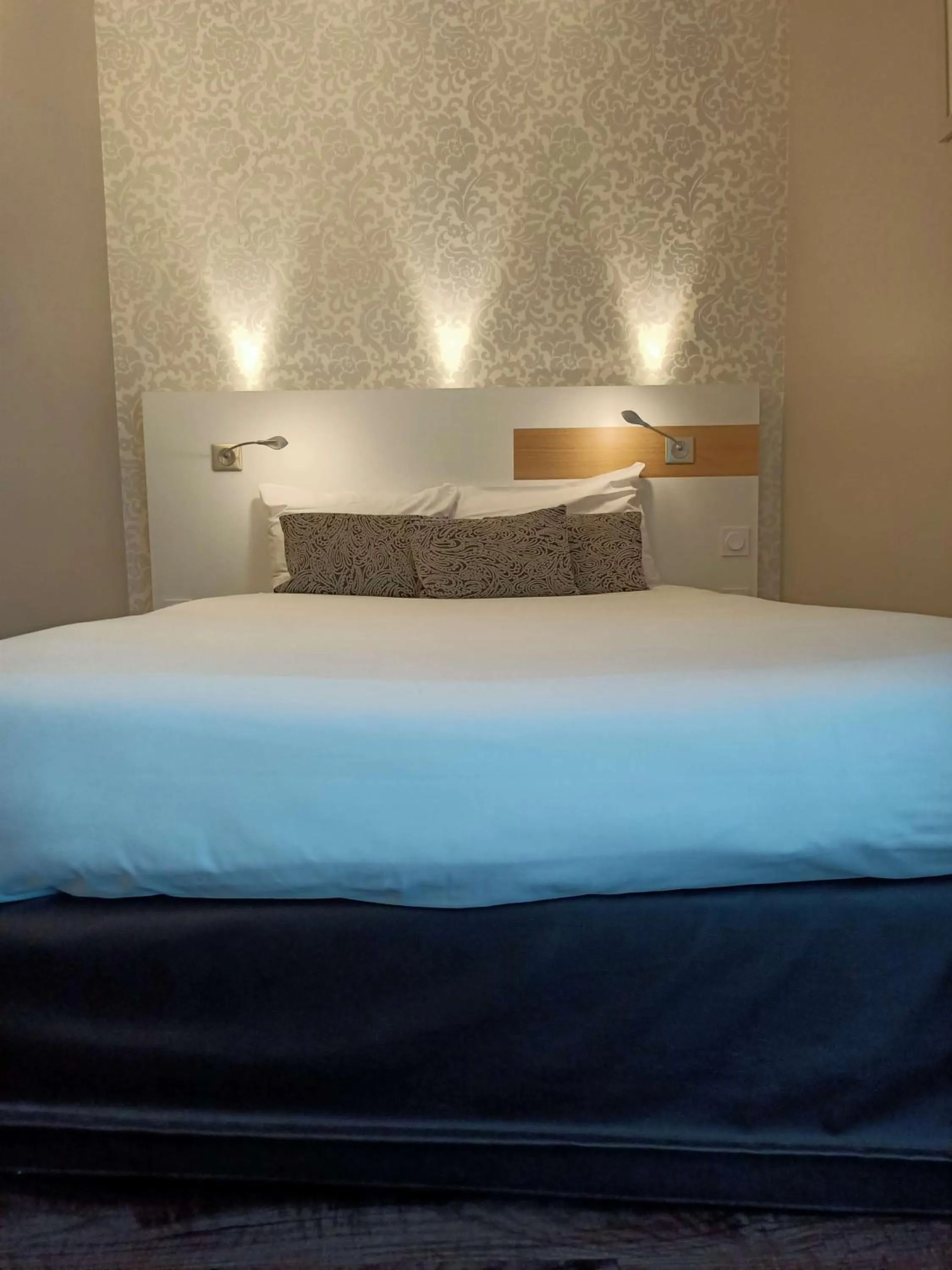 Bedroom, Bed in Brit Hotel Les Alizes