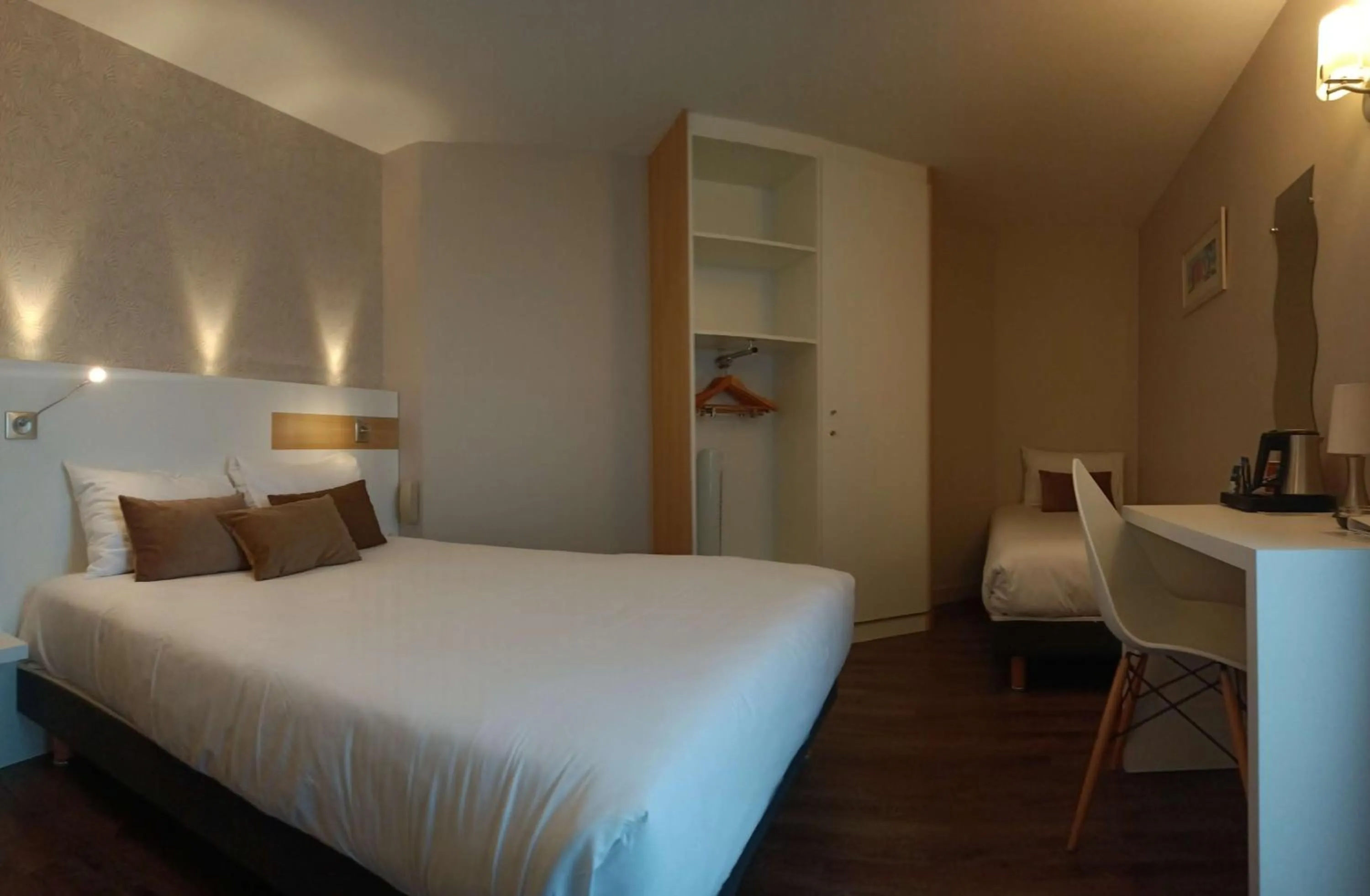 Bedroom, Bed in Brit Hotel Les Alizes