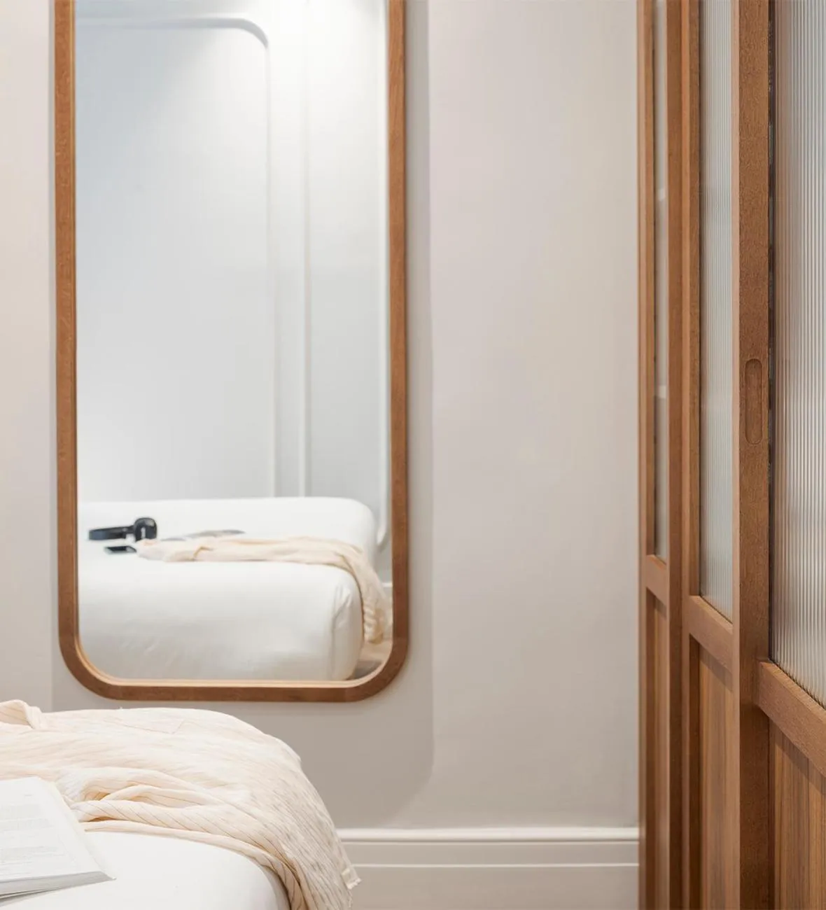 wardrobe, Bed in Room Mate Oliveira - City Centre, Valencia