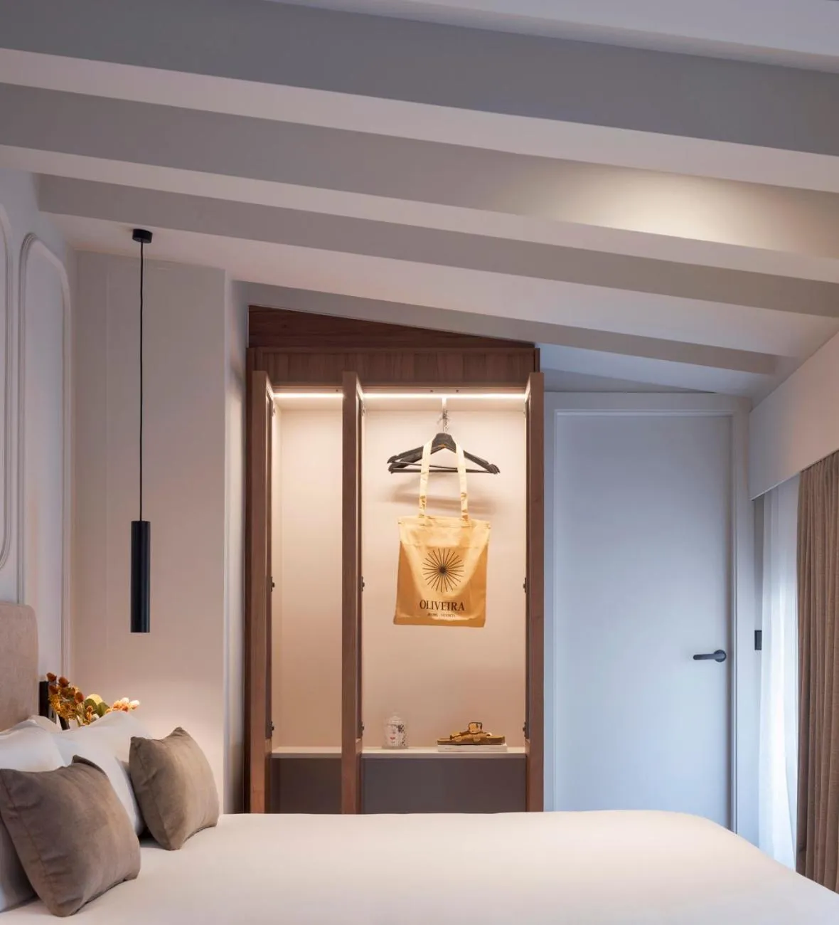 wardrobe, Bed in Room Mate Oliveira - City Centre, Valencia