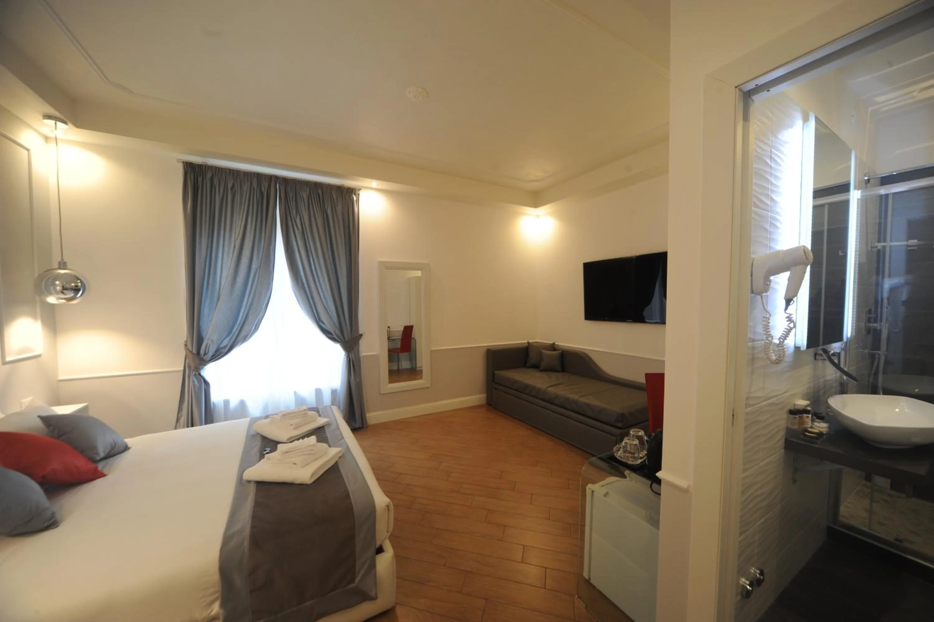 Photo of the whole room, Bed in My Suites Piazza di Spagna