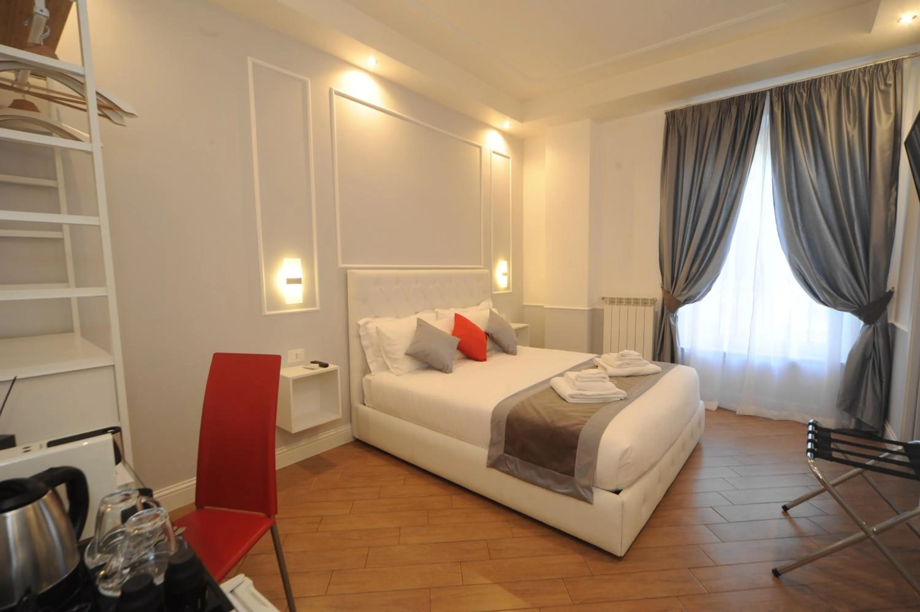 Photo of the whole room, Bed in My Suites Piazza di Spagna