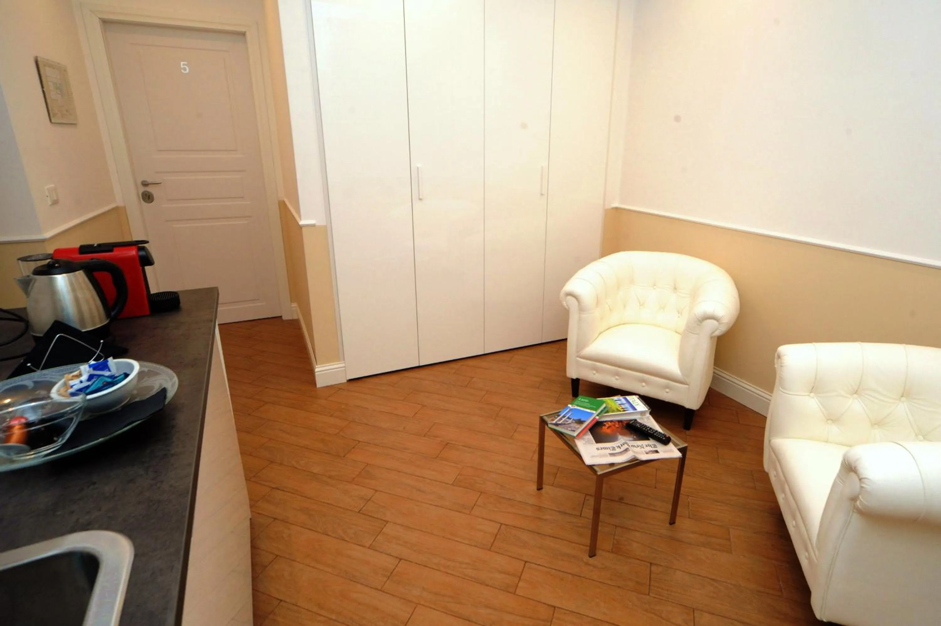 Communal lounge/ TV room in My Suites Piazza di Spagna