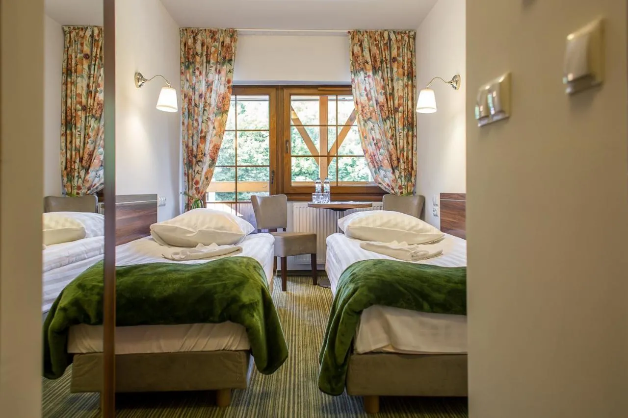 Economy Twin Room with small Bathroom in Leśne Patio