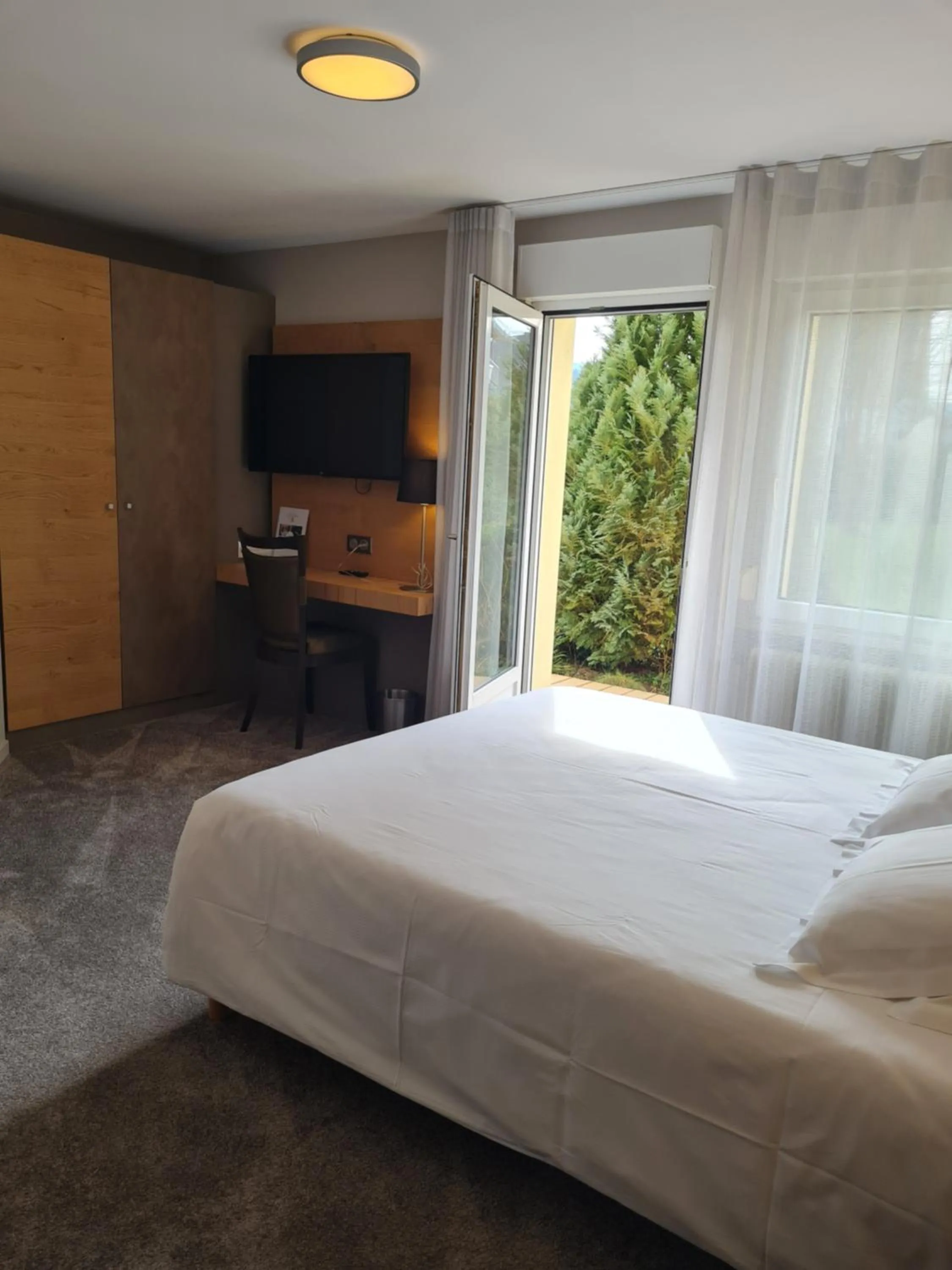 Bed in Hôtel Restaurant La Couronne by K