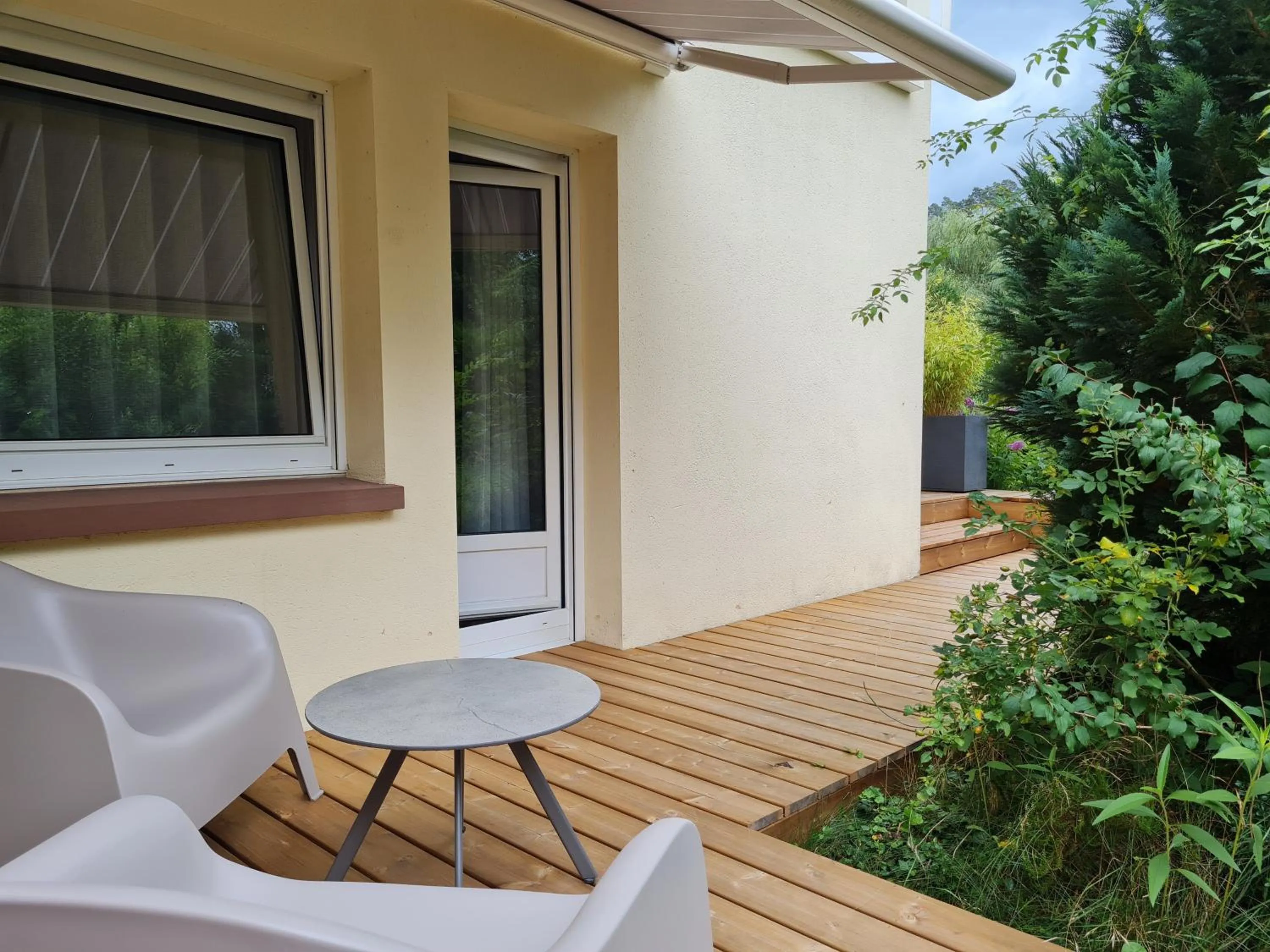 Patio in Hôtel Restaurant La Couronne by K