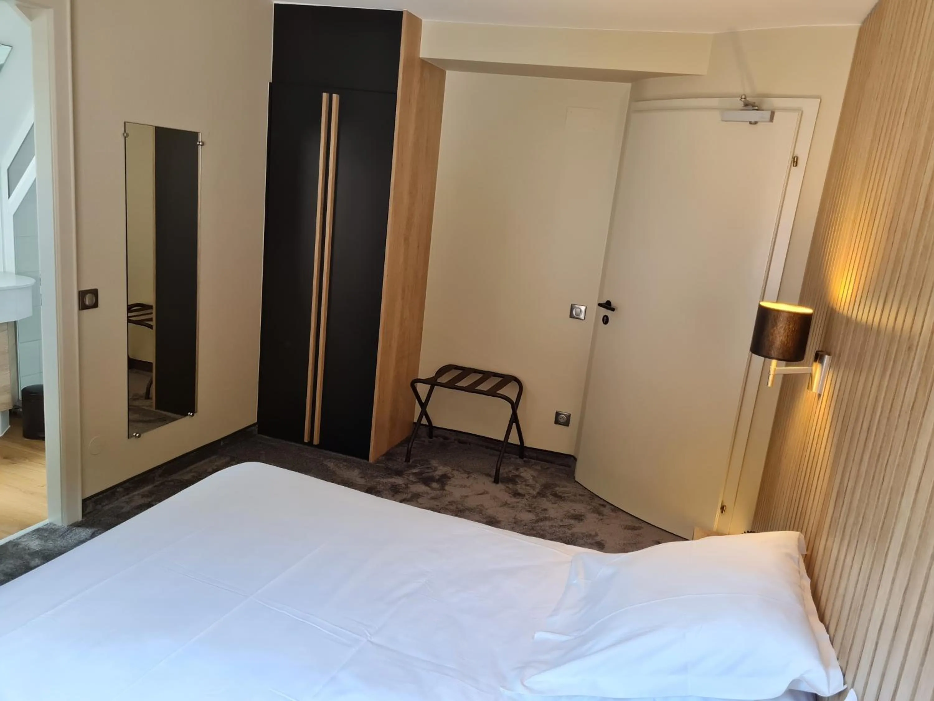 Photo of the whole room, Bed in Hôtel Restaurant La Couronne by K