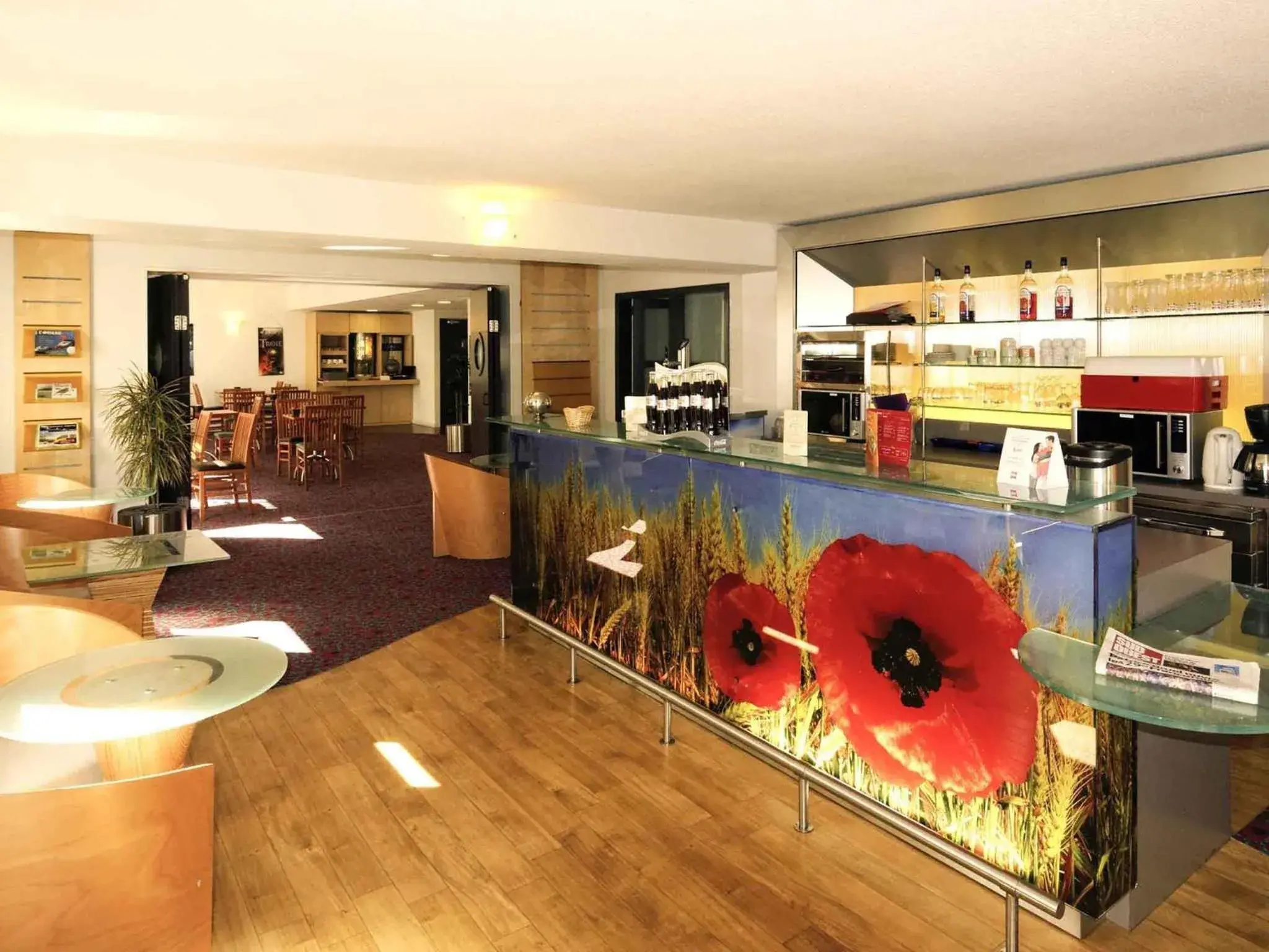Lounge or bar in ibis Rochefort Lounge or bar in ibis Rochefort