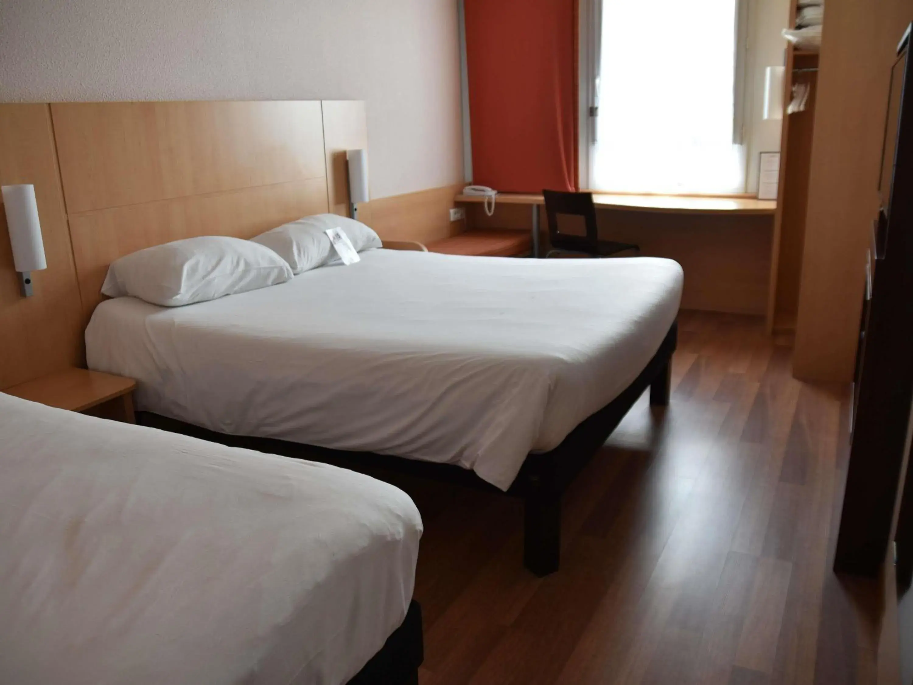 Property building, Bed in ibis Rochefort Property building, Bed in ibis Rochefort