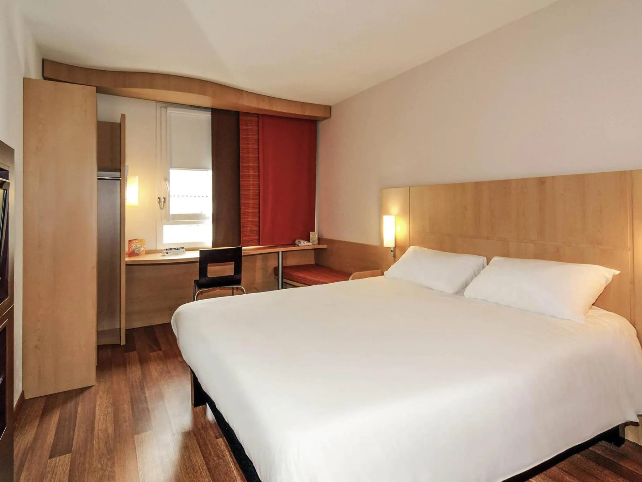 Bedroom, Bed in ibis Rochefort