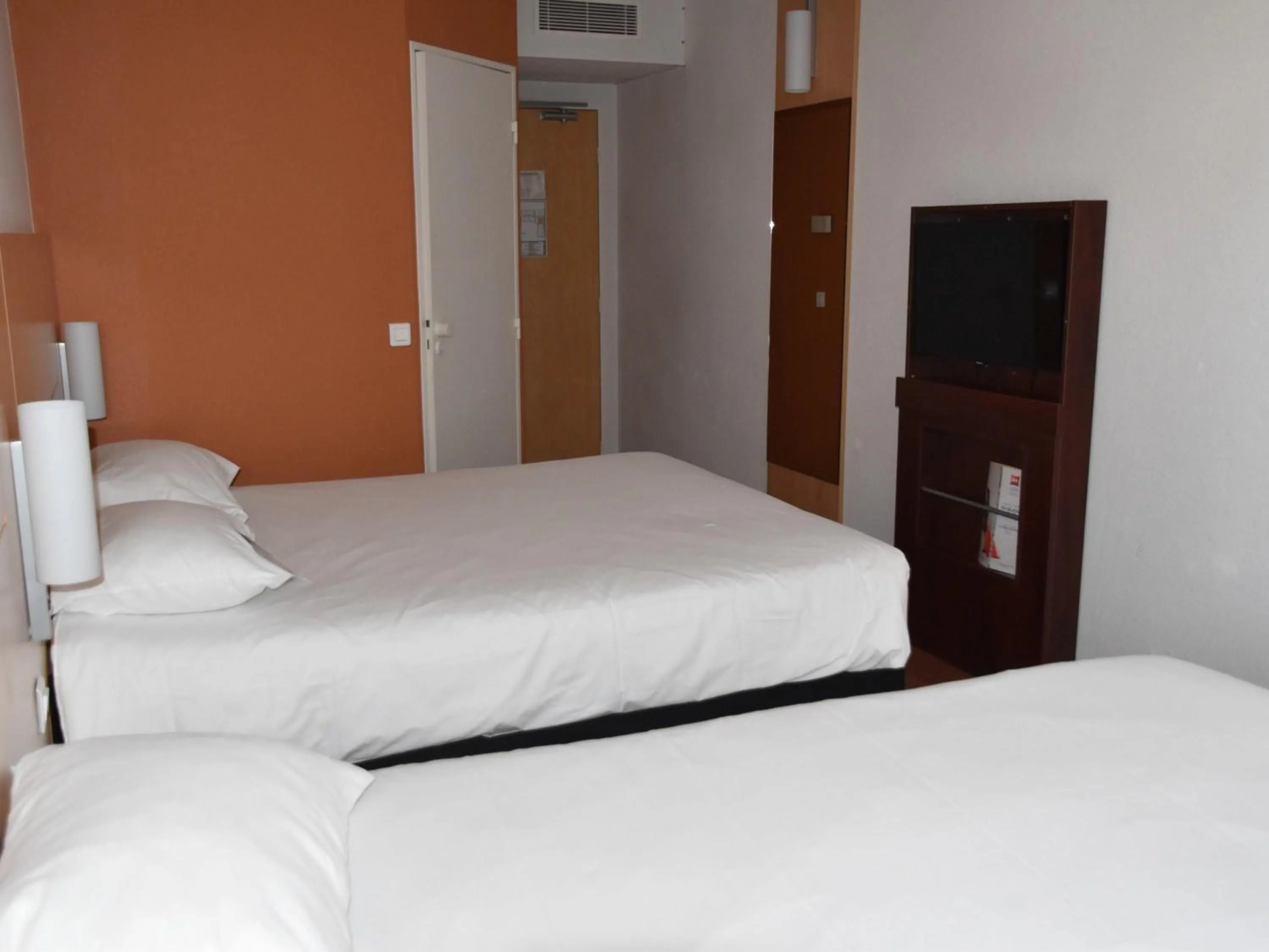 Bedroom, Bed in ibis Rochefort