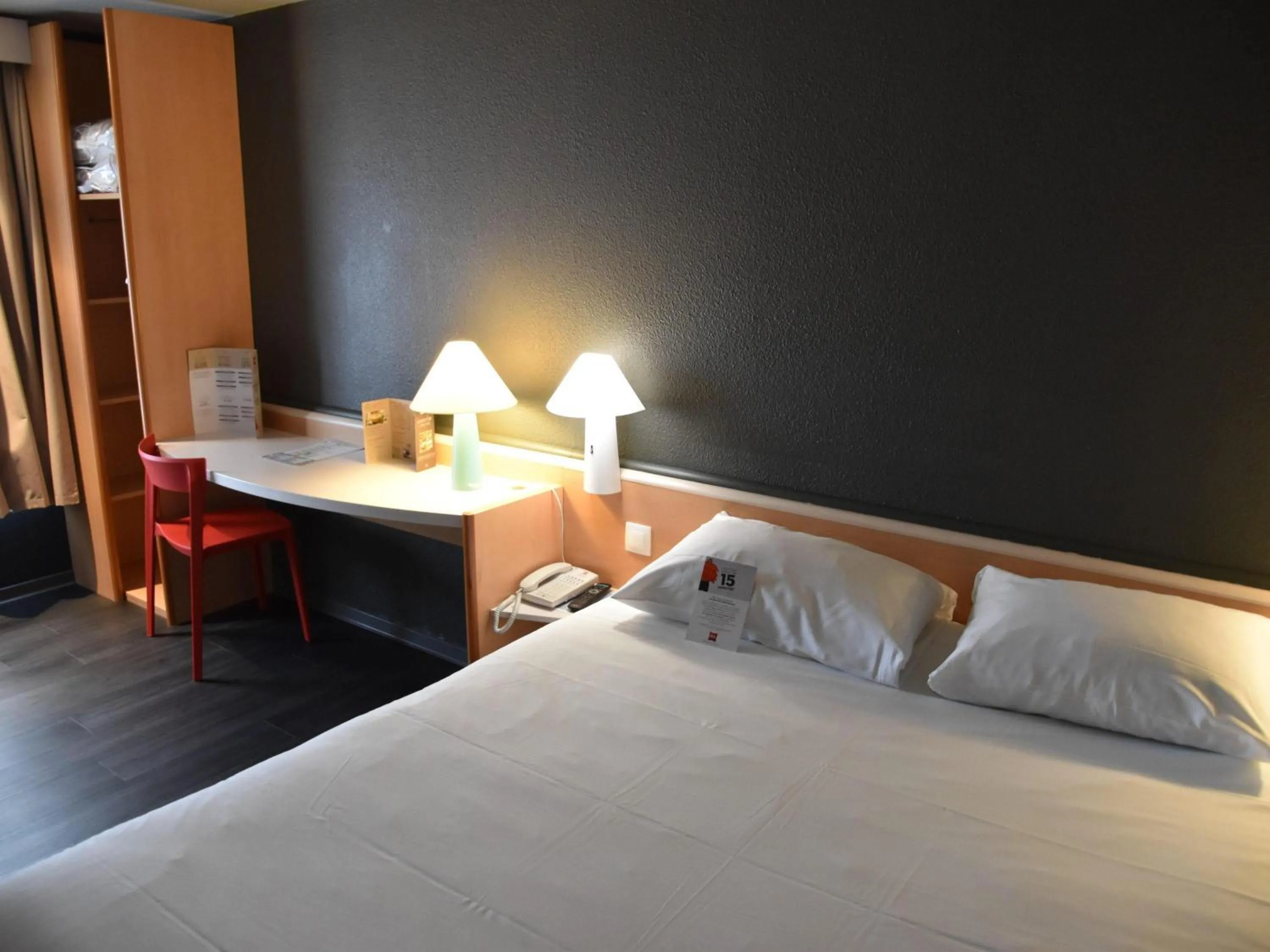 Bedroom, Bed in ibis Rochefort