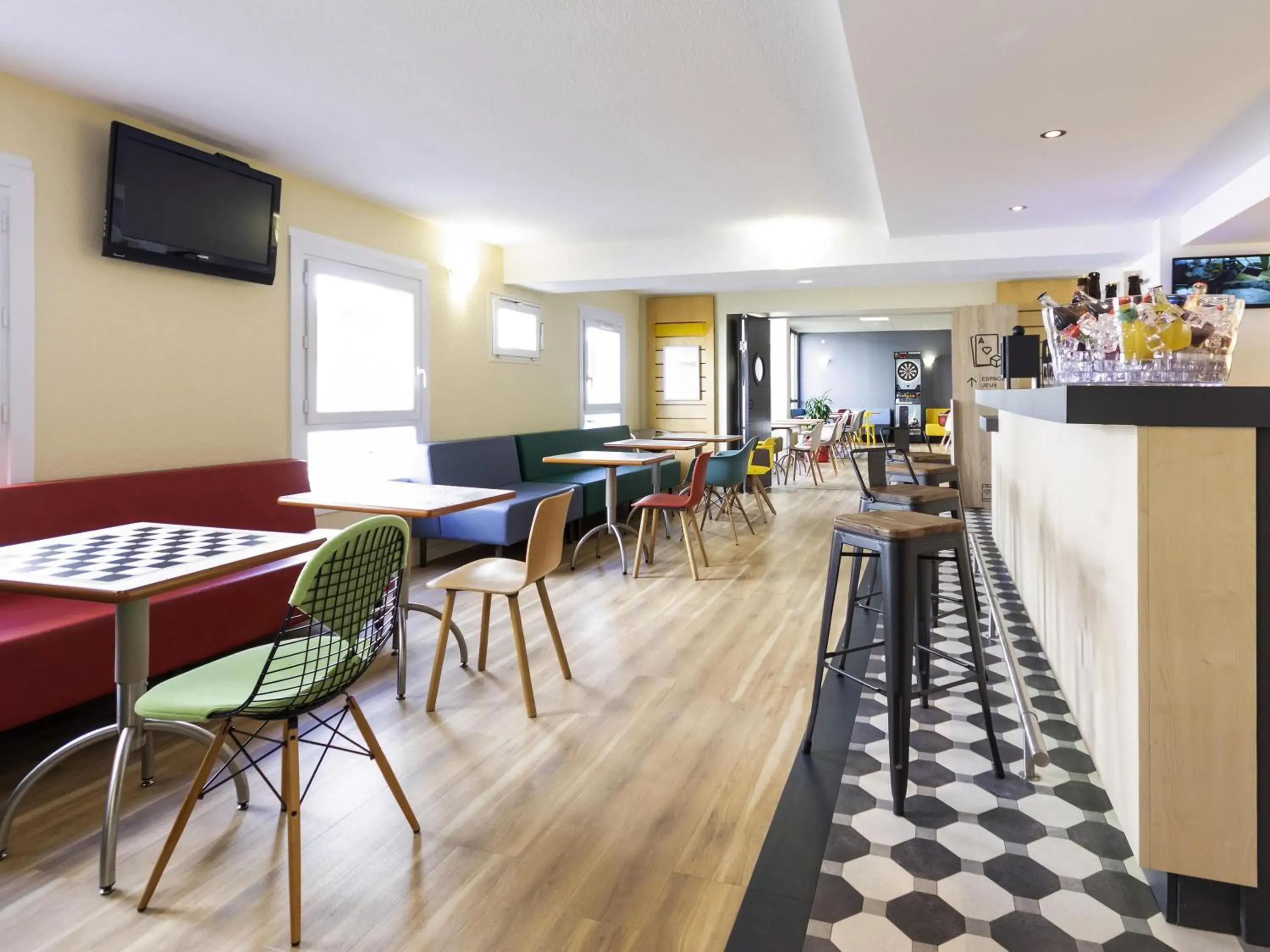 Lounge or bar in ibis Rochefort Lounge or bar in ibis Rochefort