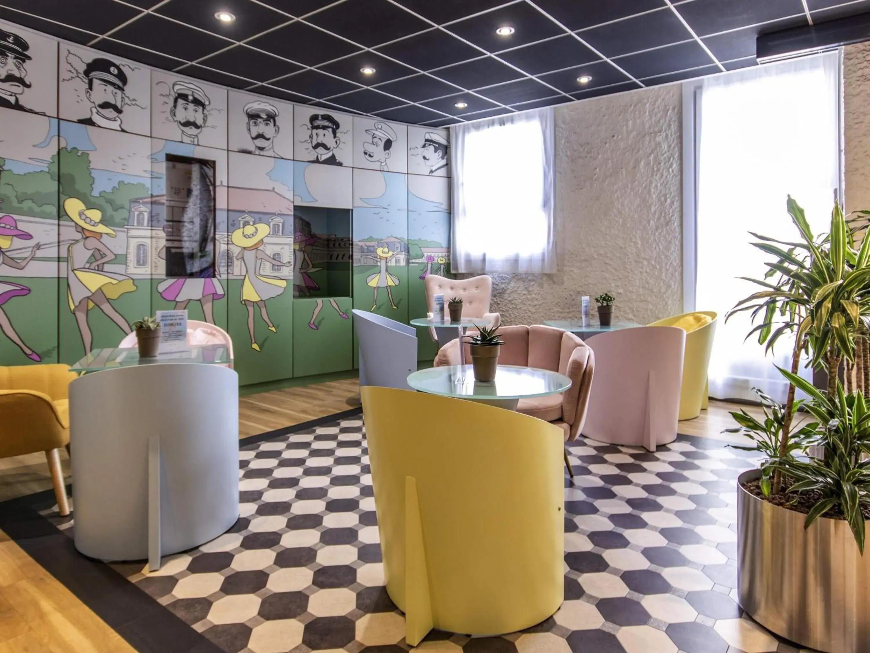 Lounge or bar in ibis Rochefort Lounge or bar in ibis Rochefort