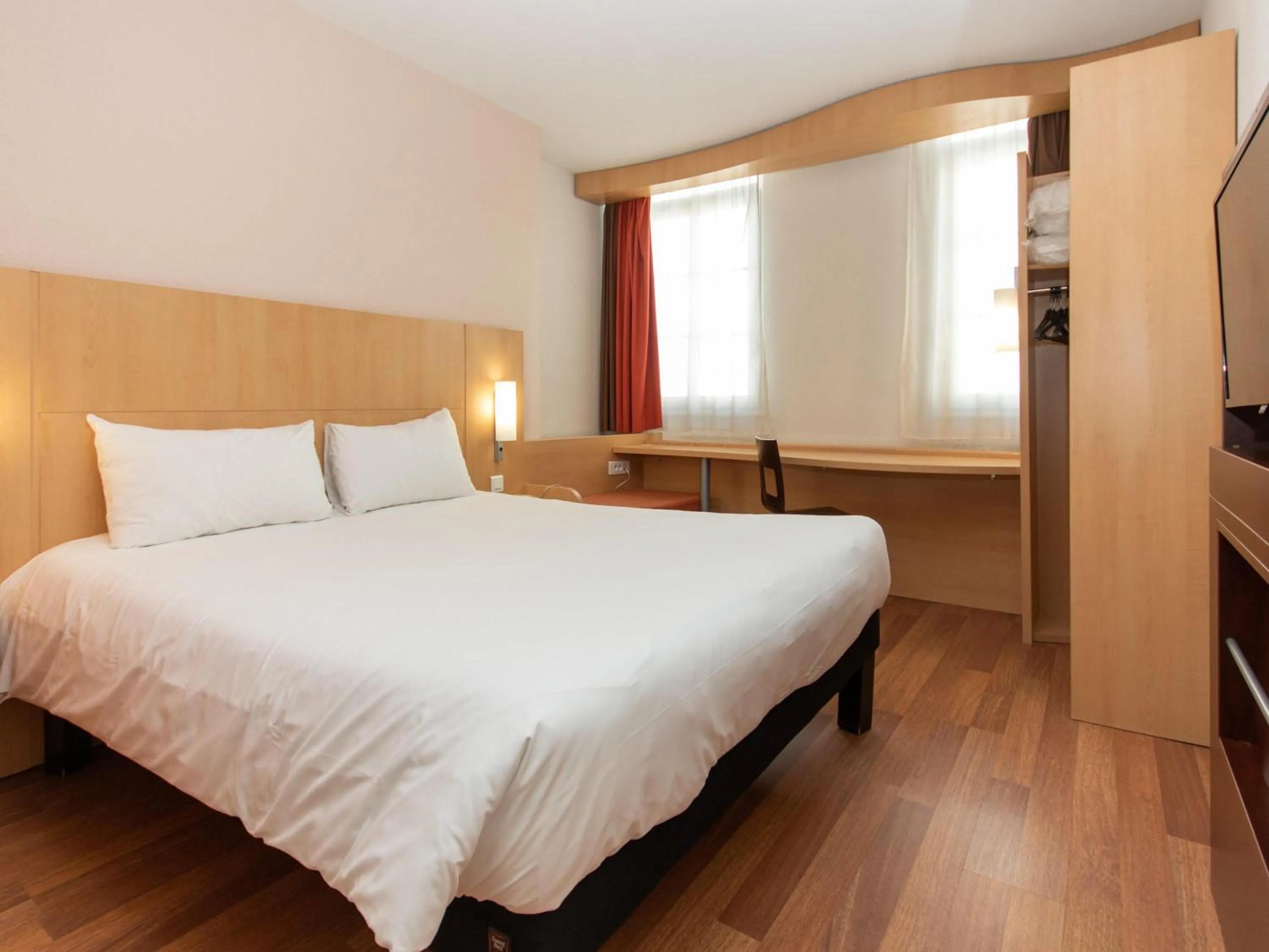 Bedroom, Bed in ibis Rochefort