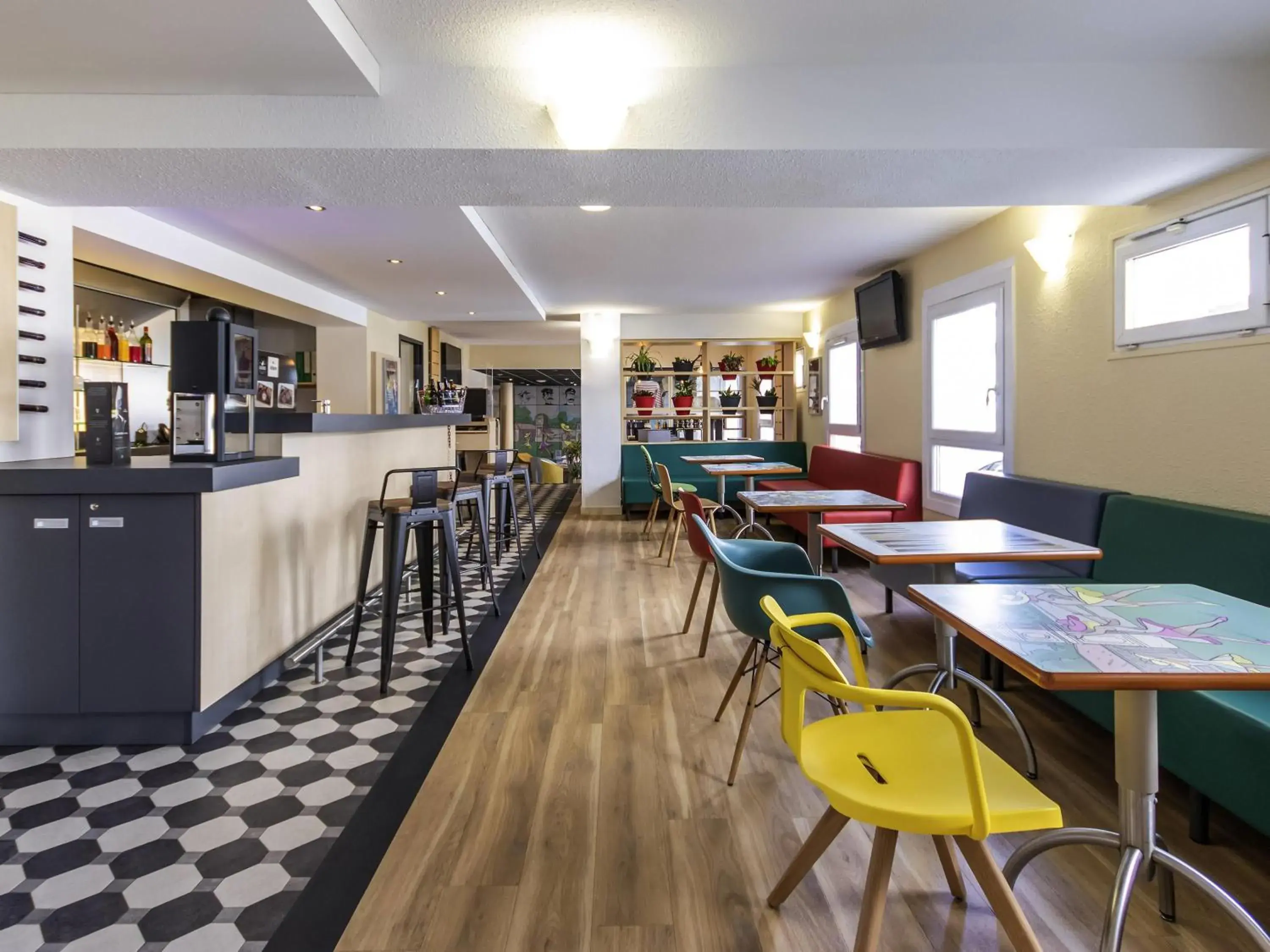 Lounge or bar in ibis Rochefort Lounge or bar in ibis Rochefort