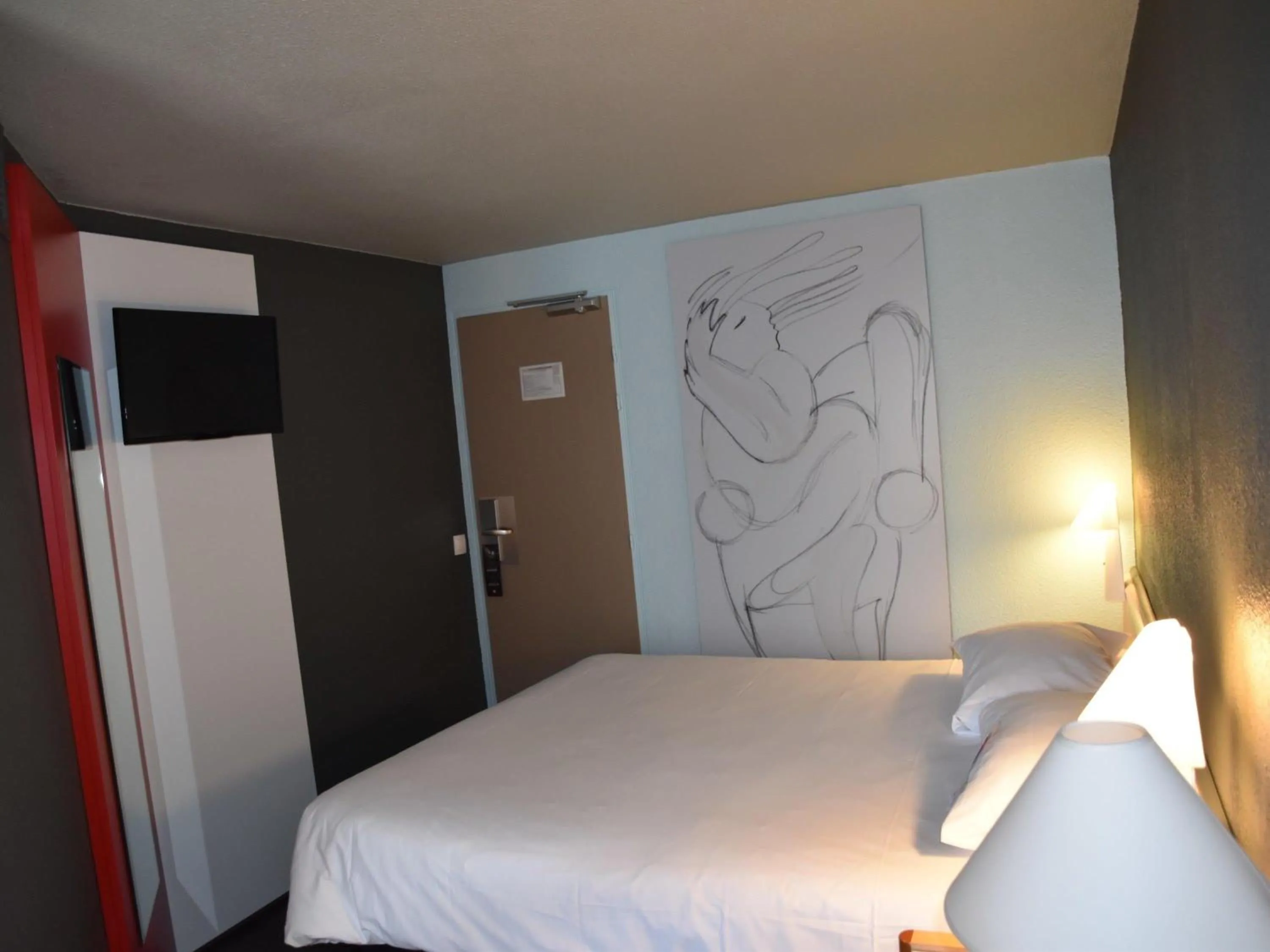 Bedroom, Bed in ibis Rochefort