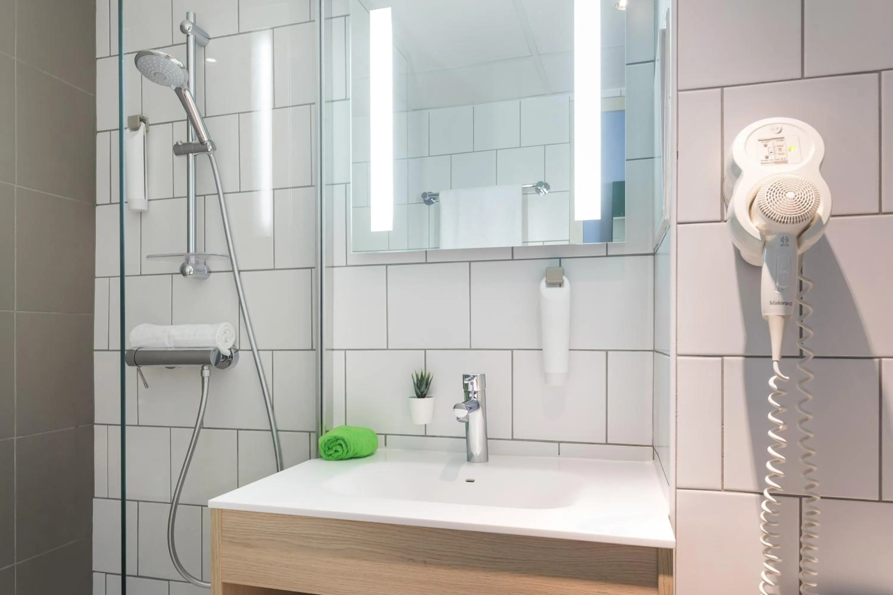 Bathroom in ibis Styles Toulouse Centre Gare