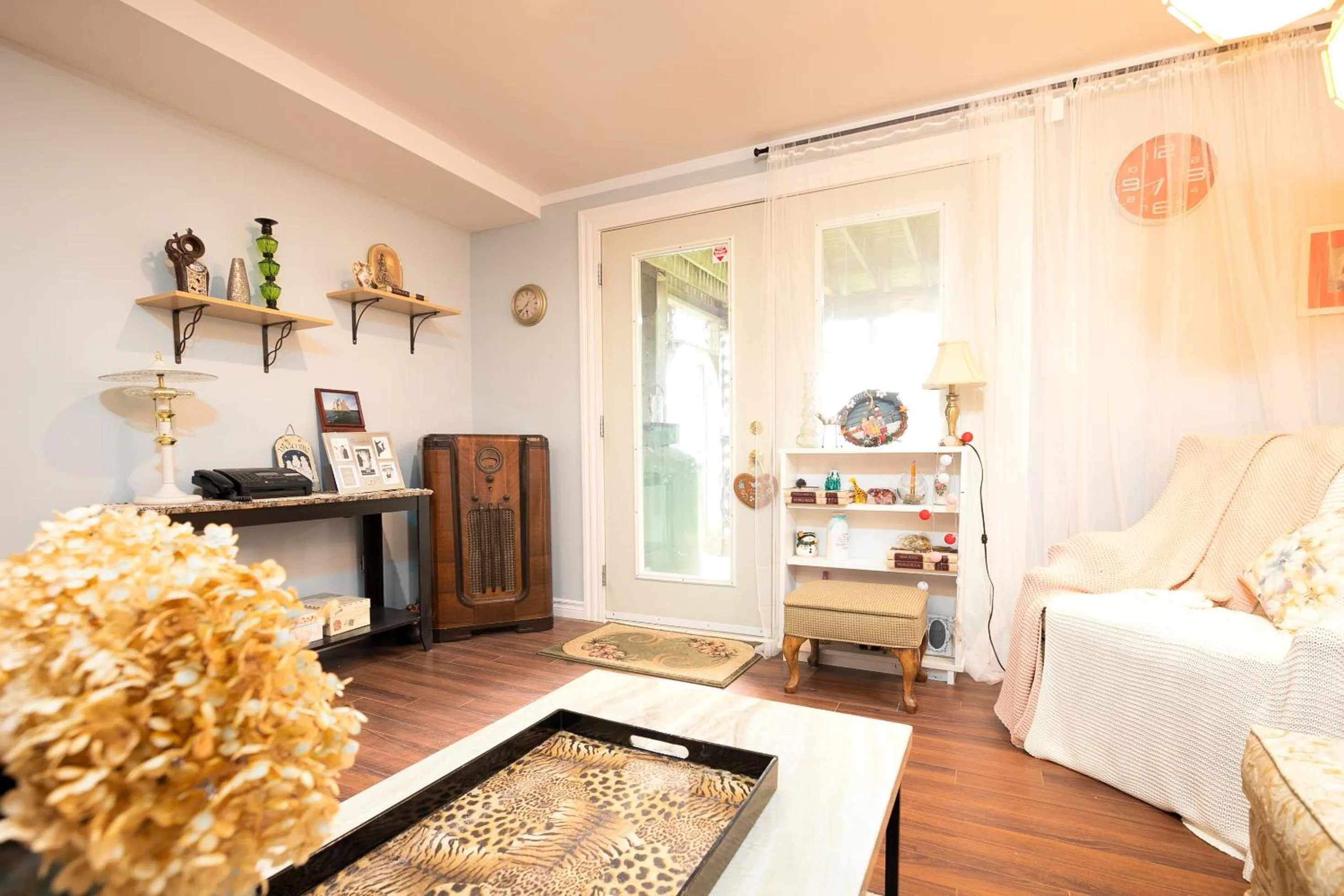 Living room, Bed in Lily's garden