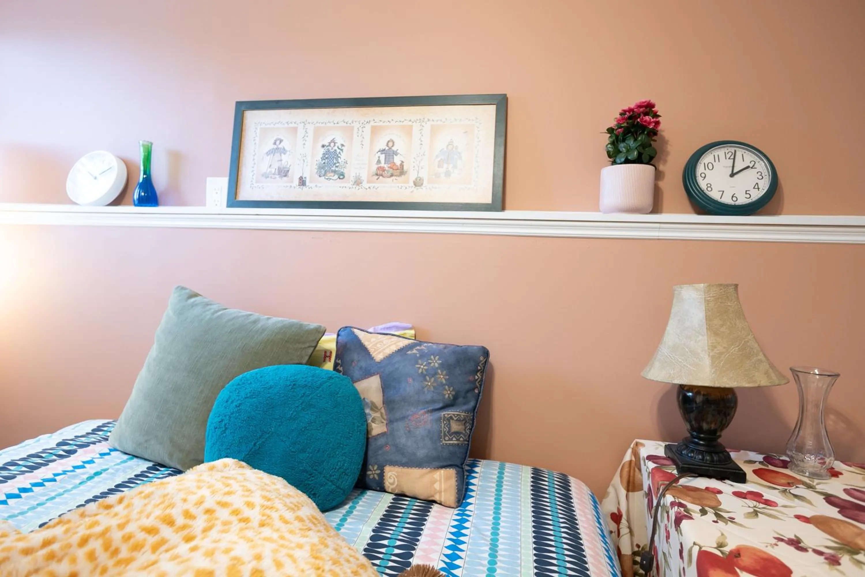 Bedroom, Bed in Lily's garden