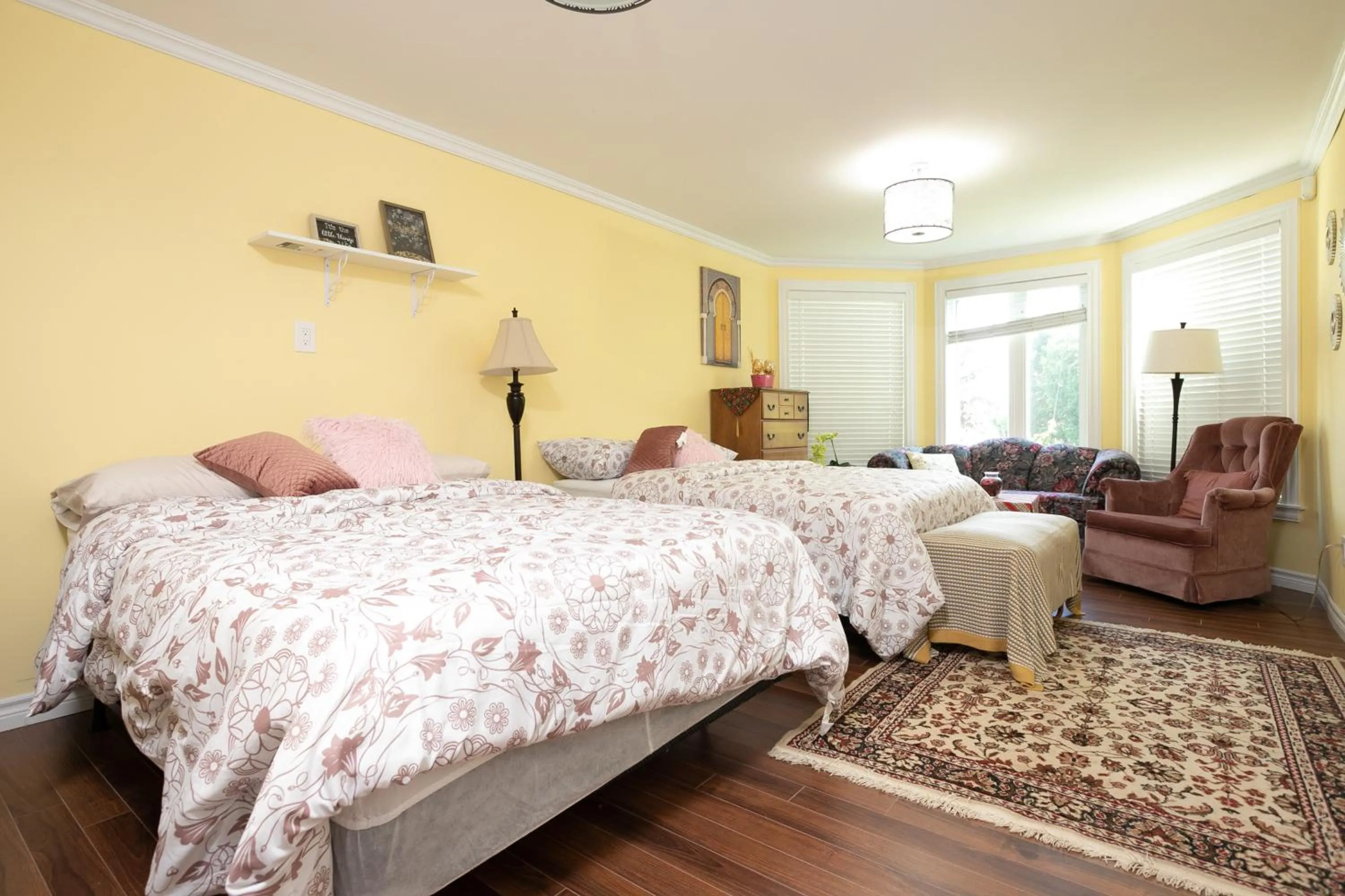 Photo of the whole room, Bed in Lily's garden