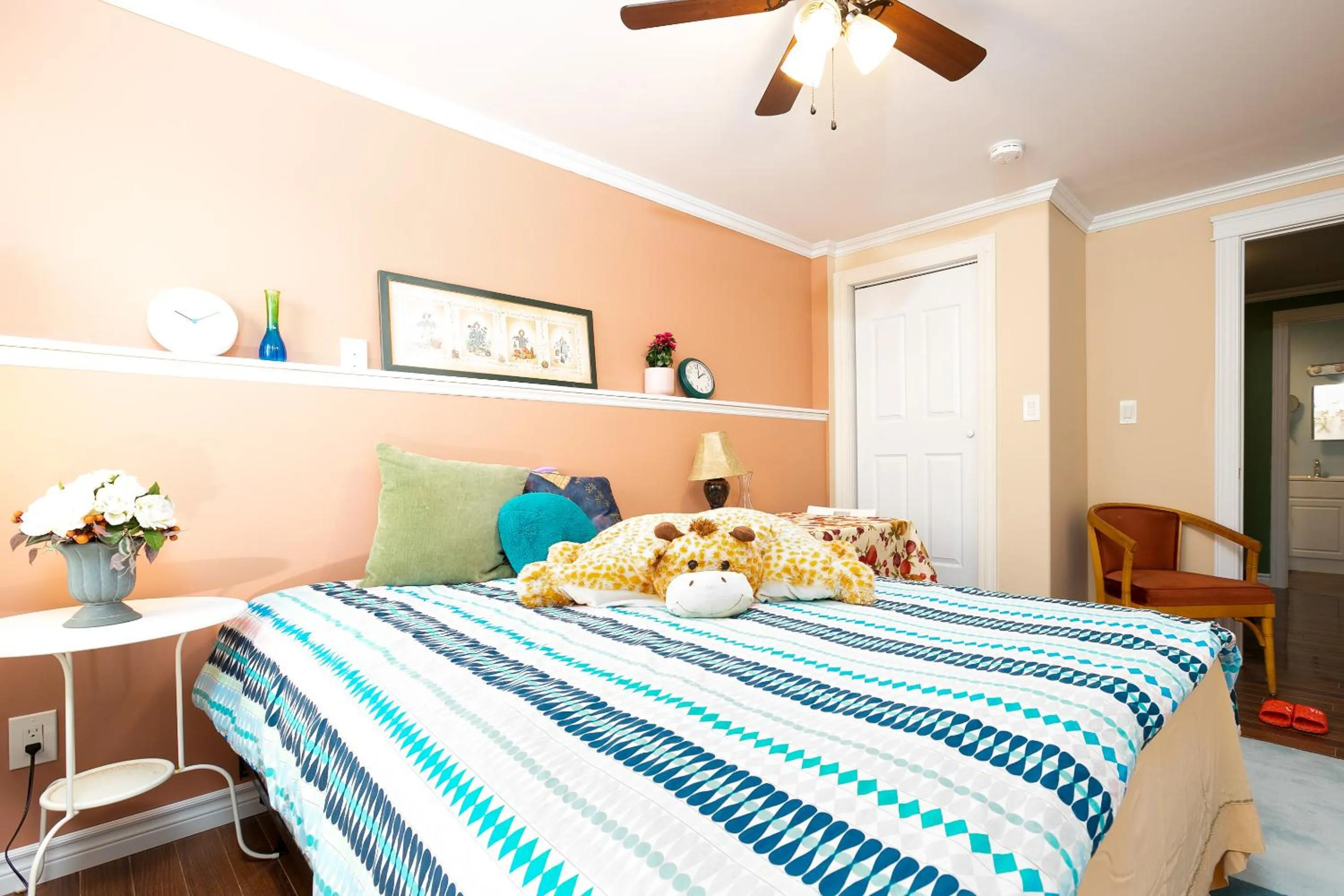 Photo of the whole room, Bed in Lily's garden