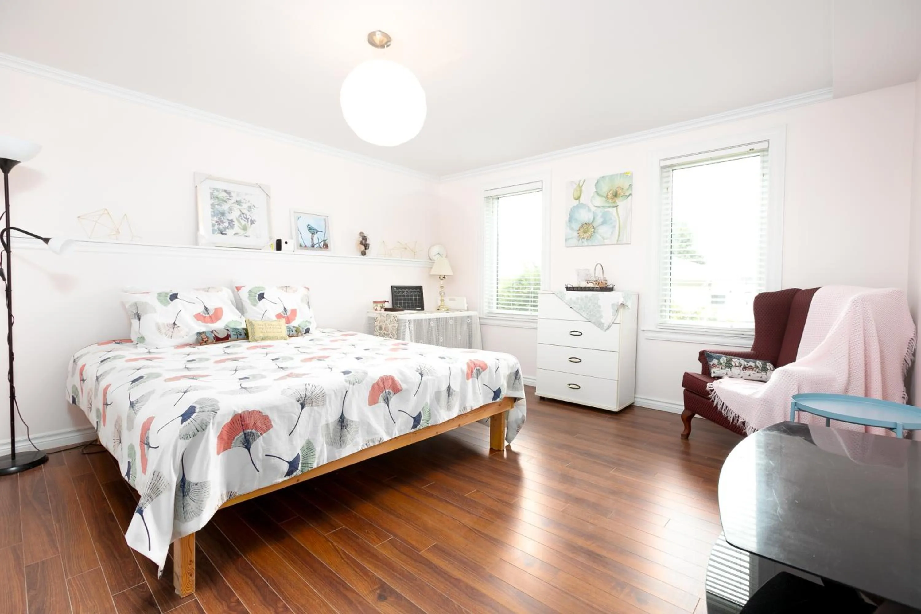 Photo of the whole room, Bed in Lily's garden