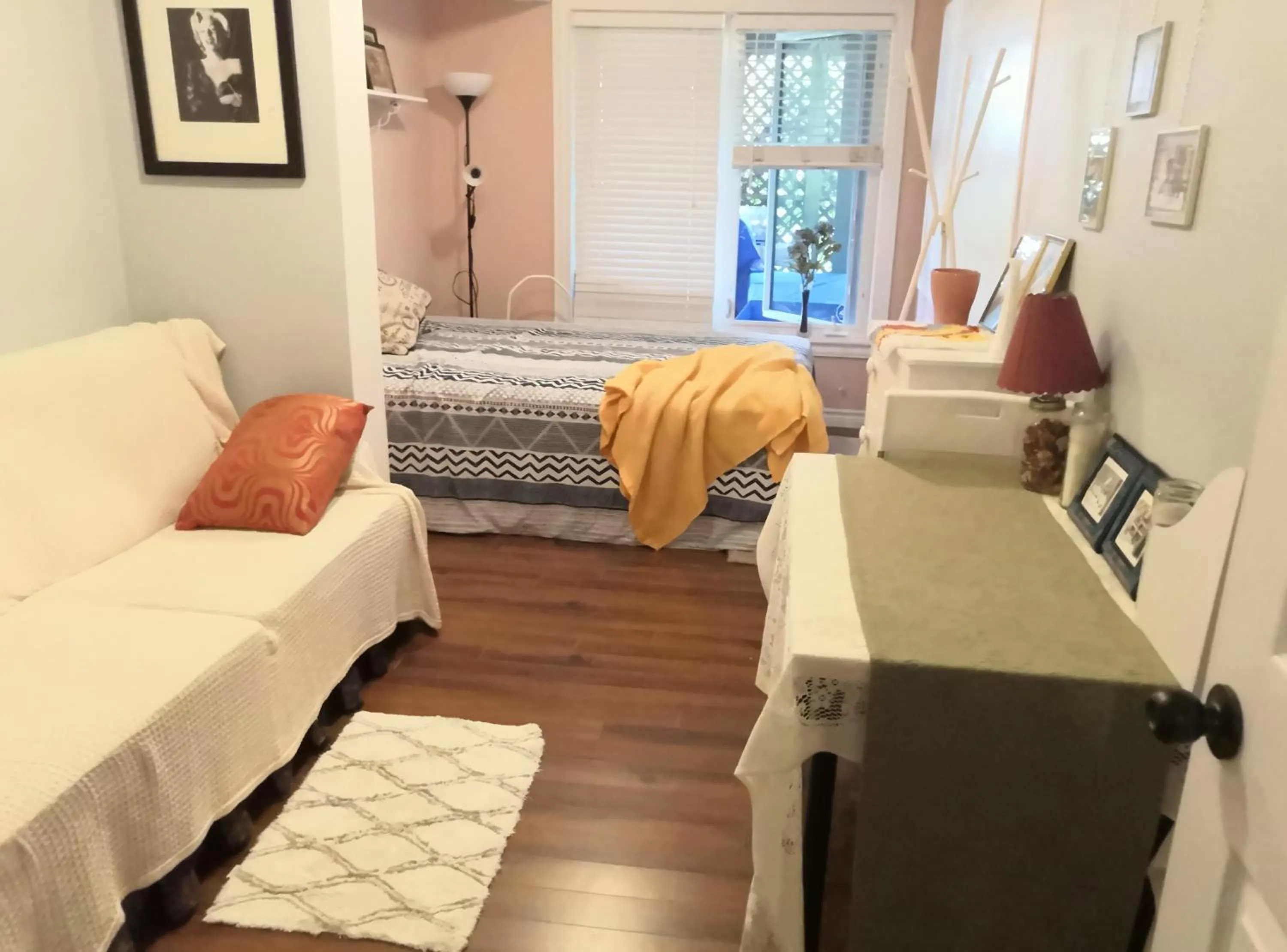 Photo of the whole room, Bed in Lily's garden