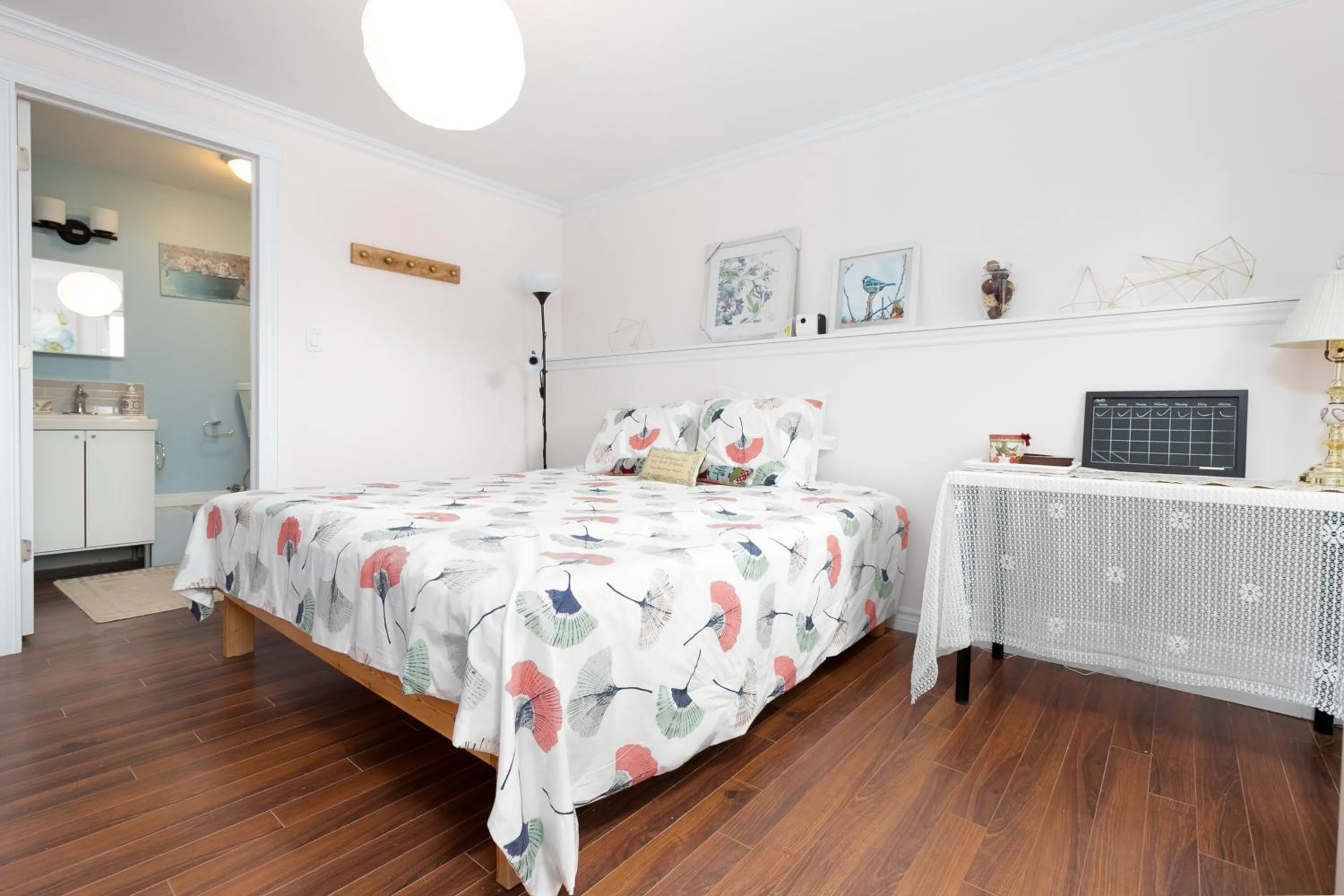 Photo of the whole room, Bed in Lily's garden