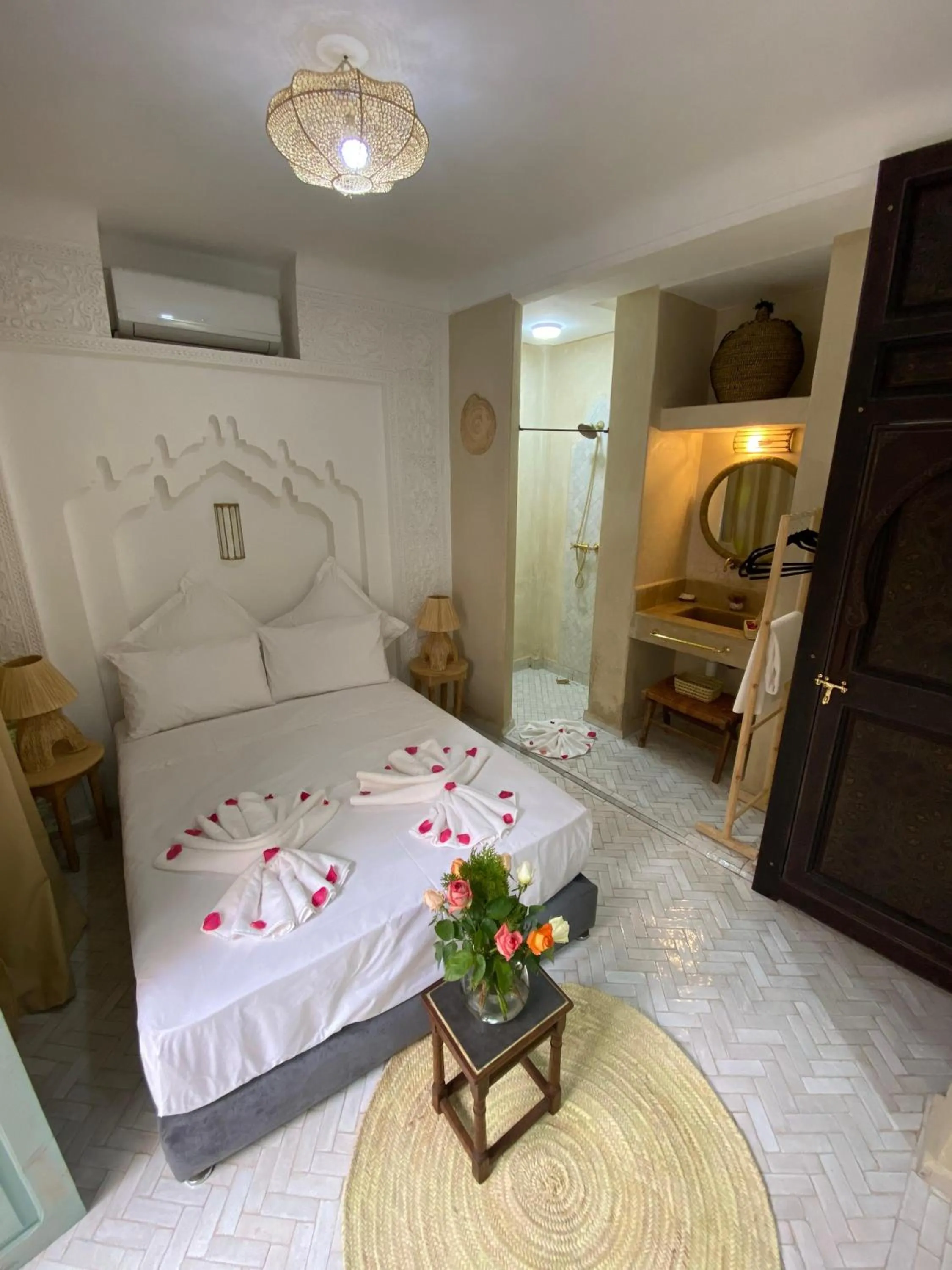 Photo of the whole room, Bed in Riad 7 Saints
