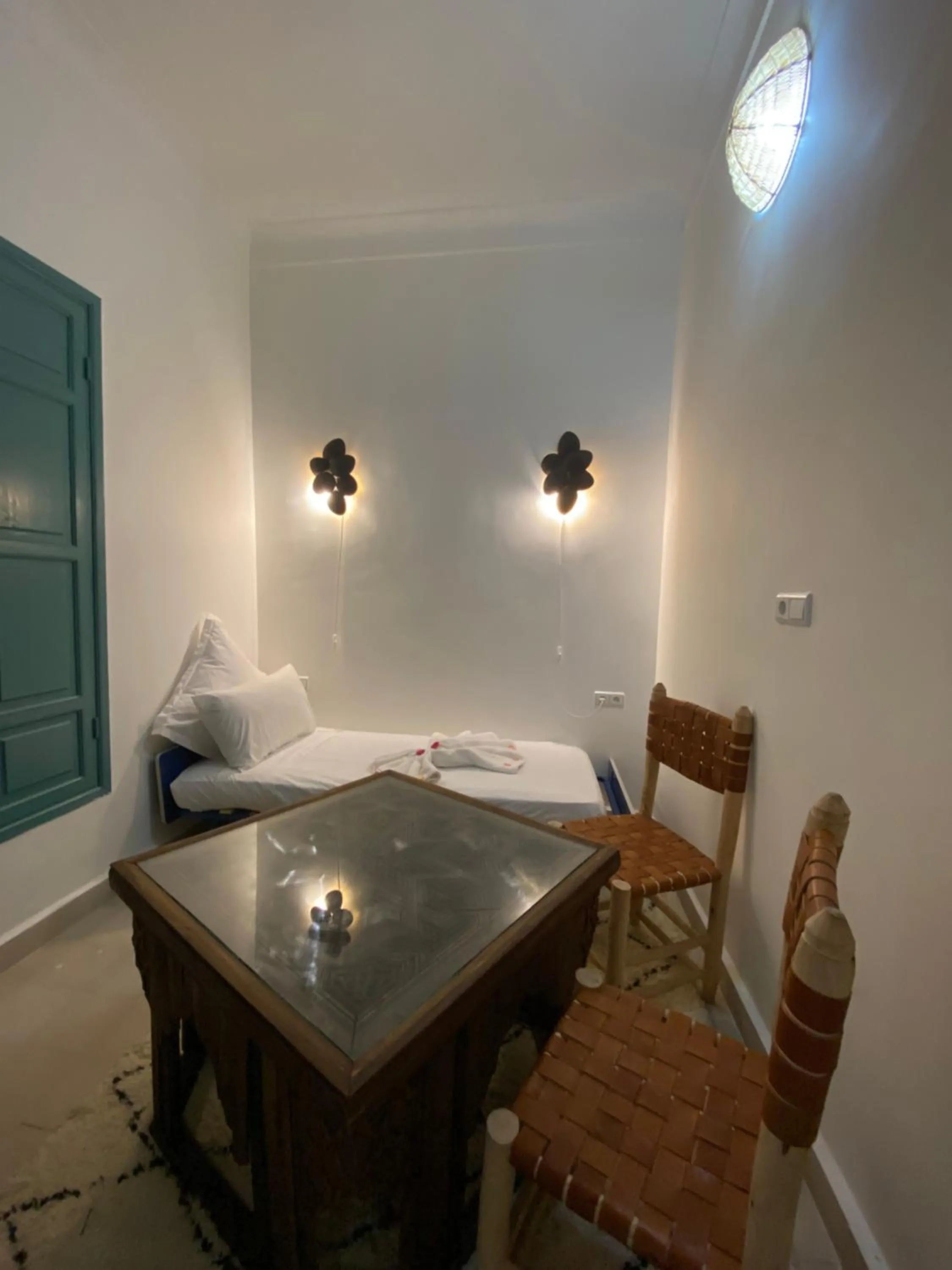 Photo of the whole room, Bed in Riad 7 Saints