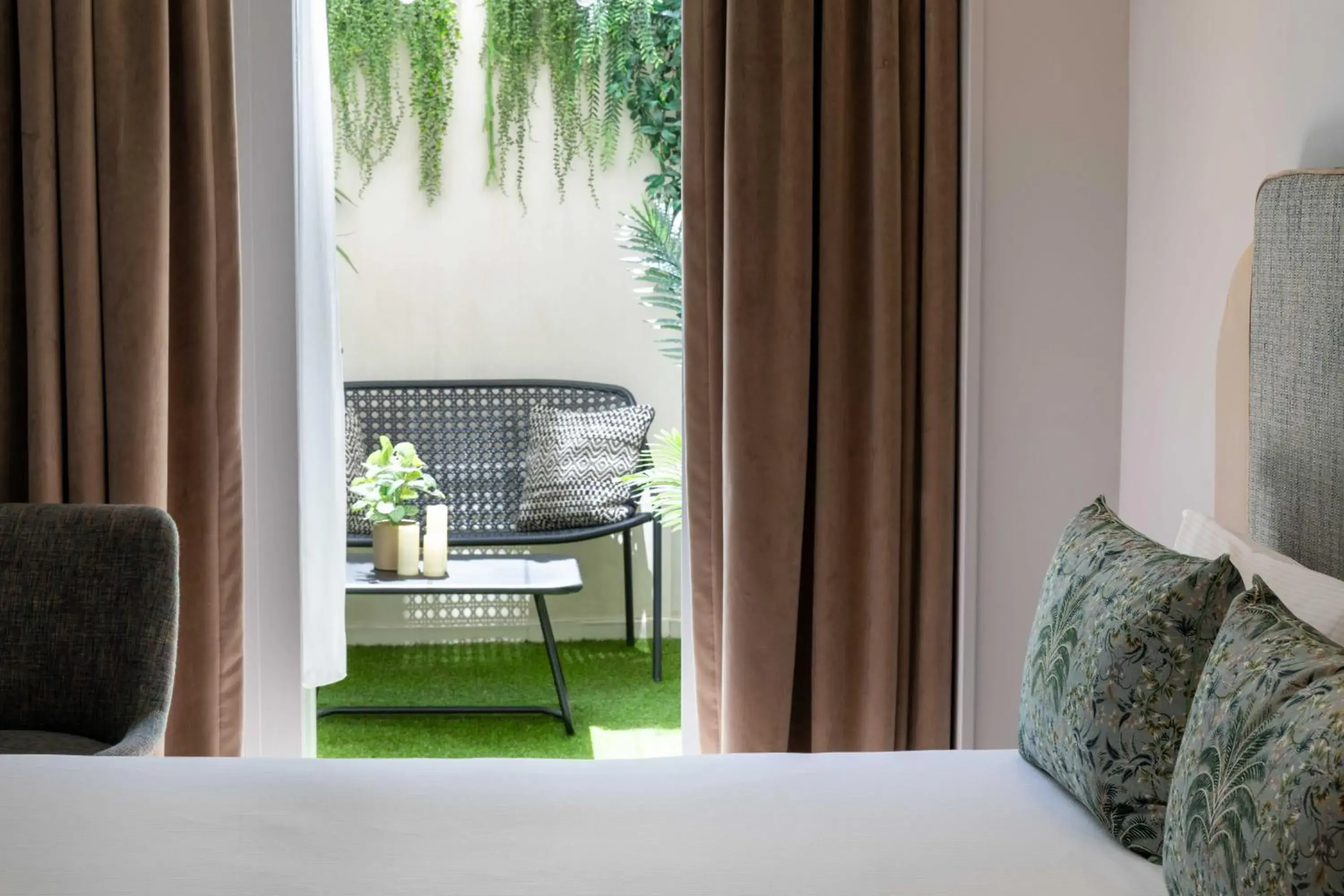 Patio, Bed in Hôtel Eiffel Saint Charles Patio, Bed in Hôtel Eiffel Saint Charles