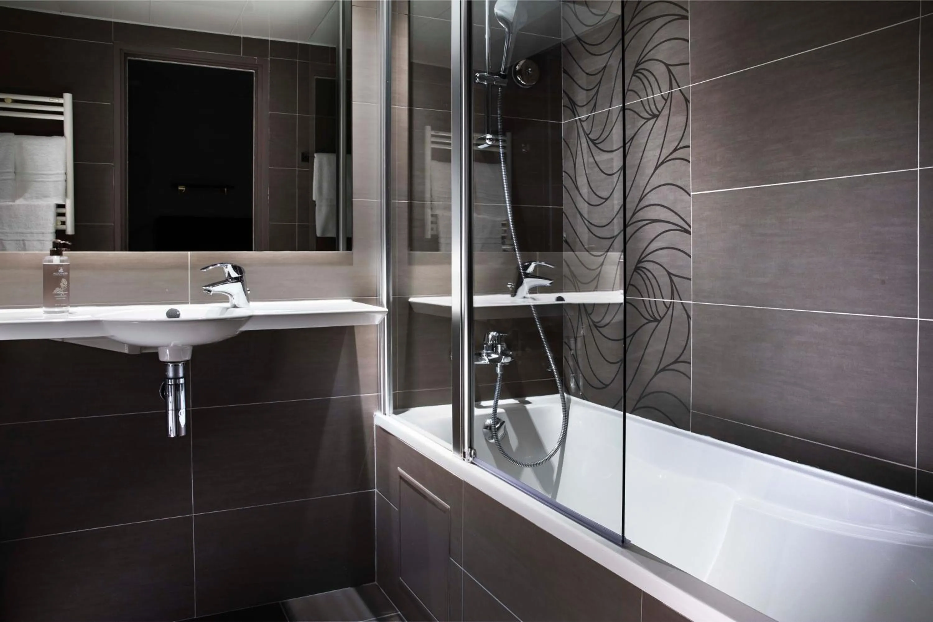 Bathroom in Hôtel Eiffel Saint Charles