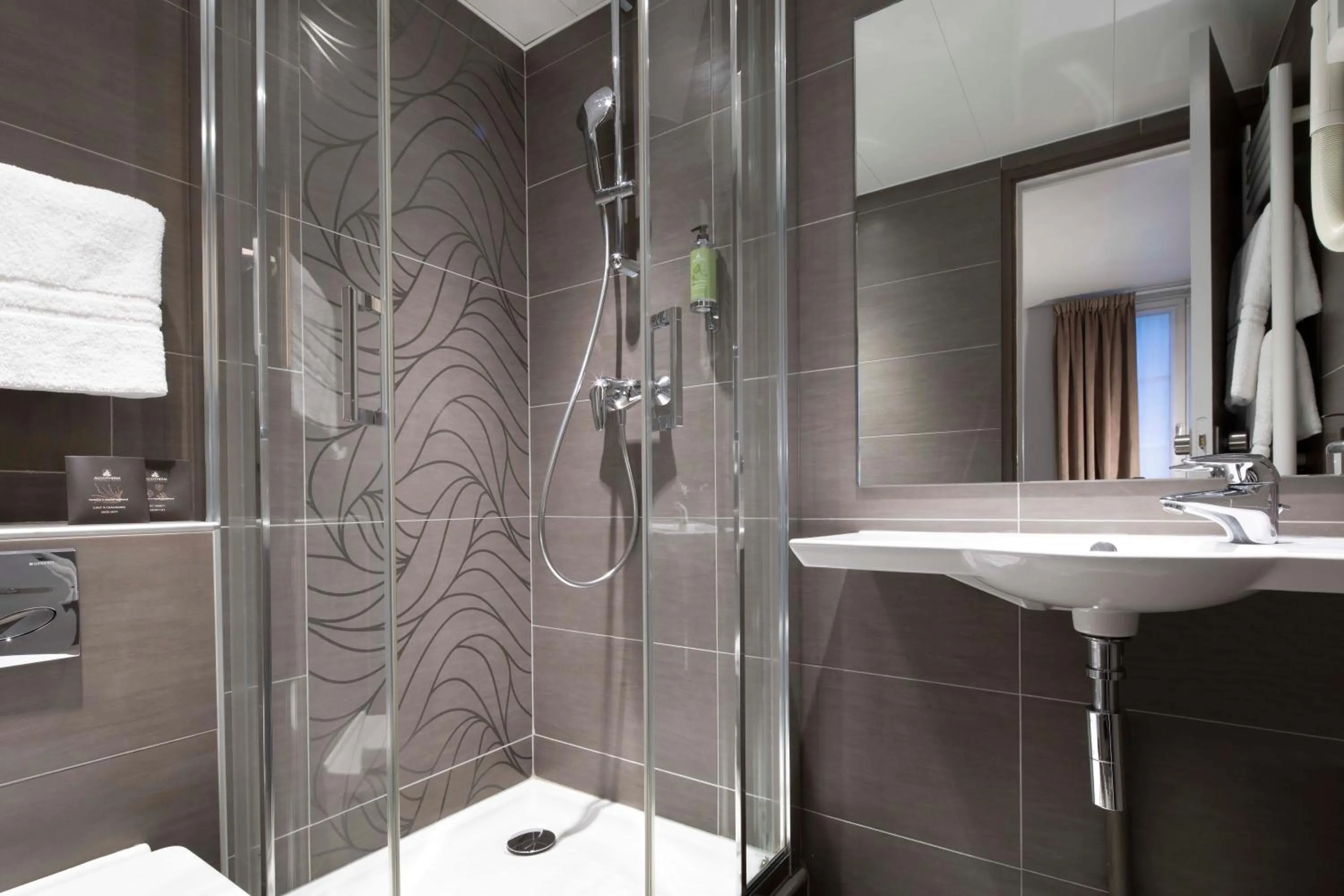 Shower in Hôtel Eiffel Saint Charles