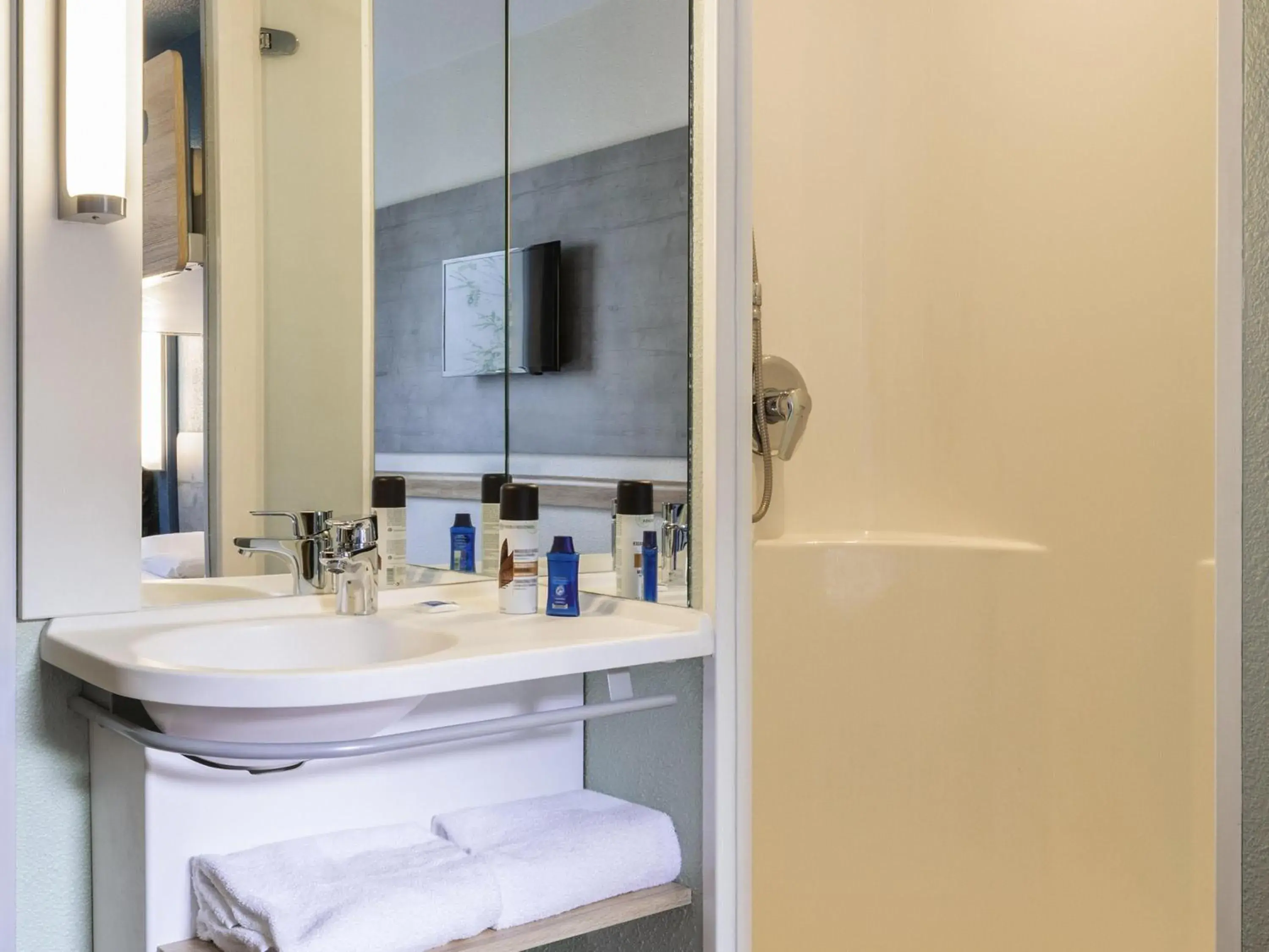 Bedroom in ibis budget Meudon Paris Ouest Bedroom in ibis budget Meudon Paris Ouest