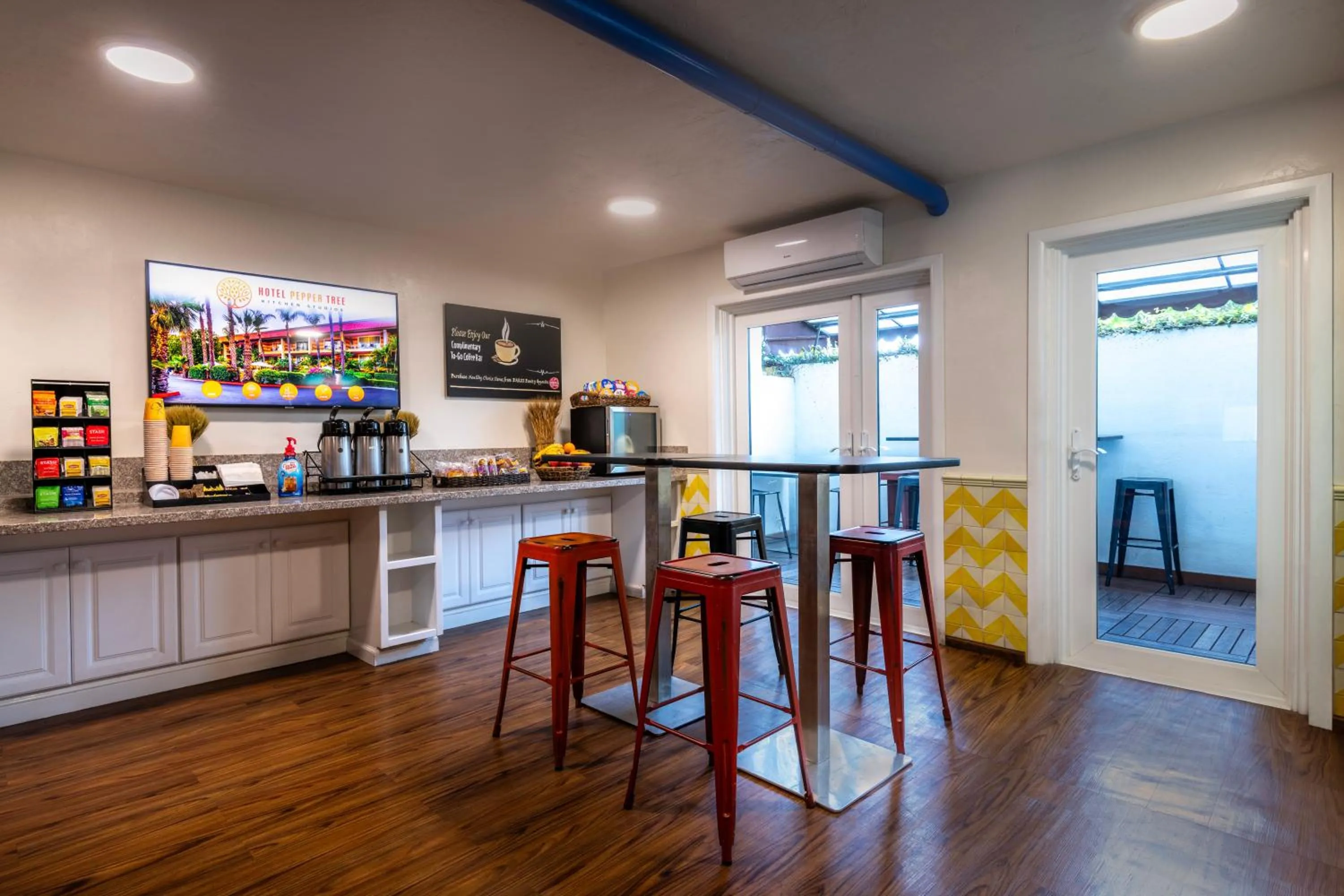 Coffee/tea facilities in Hotel Pepper Tree Boutique Kitchen Studios - Anaheim