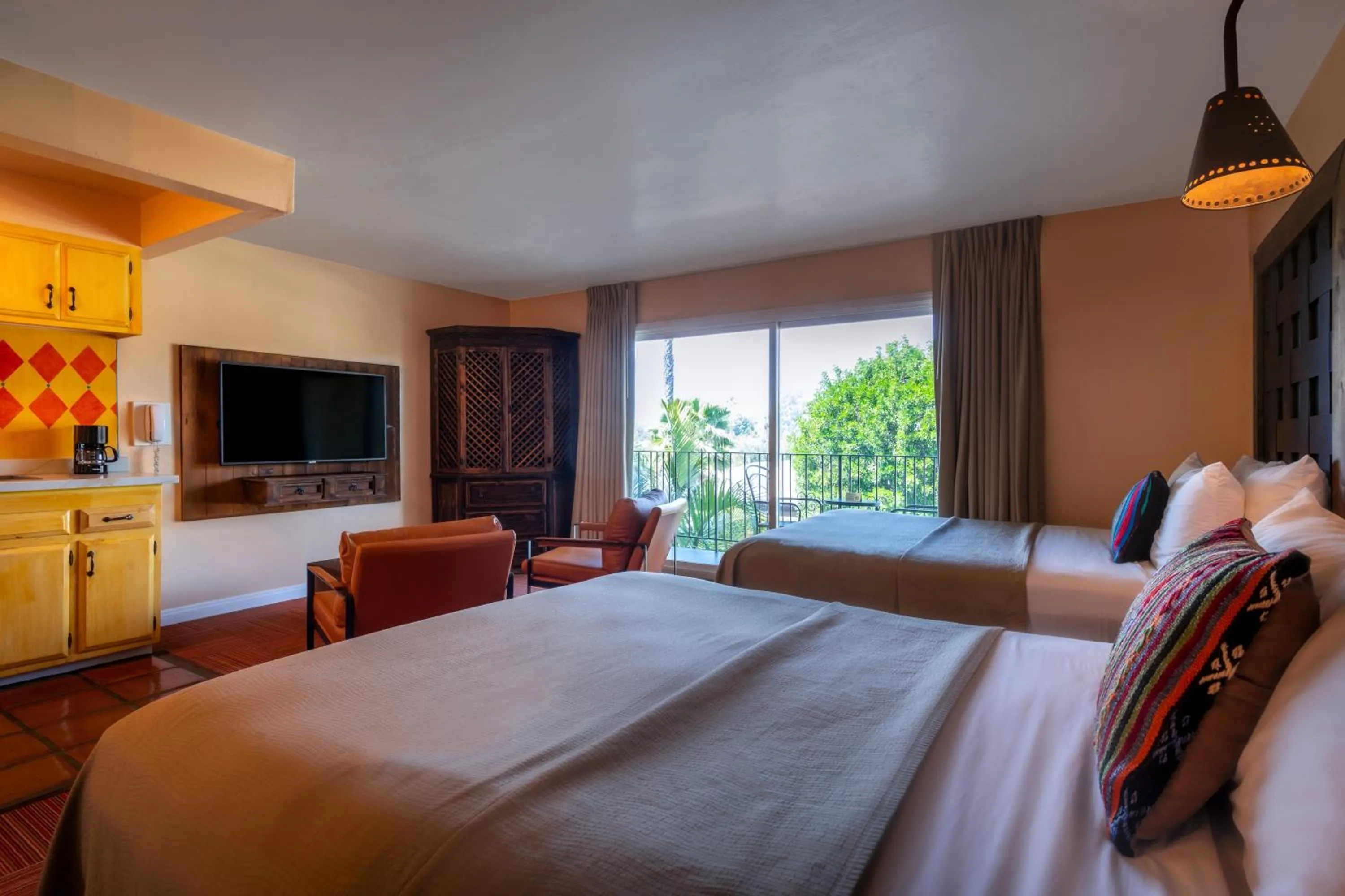 TV and multimedia, Bed in Hotel Pepper Tree Boutique Kitchen Studios - Anaheim