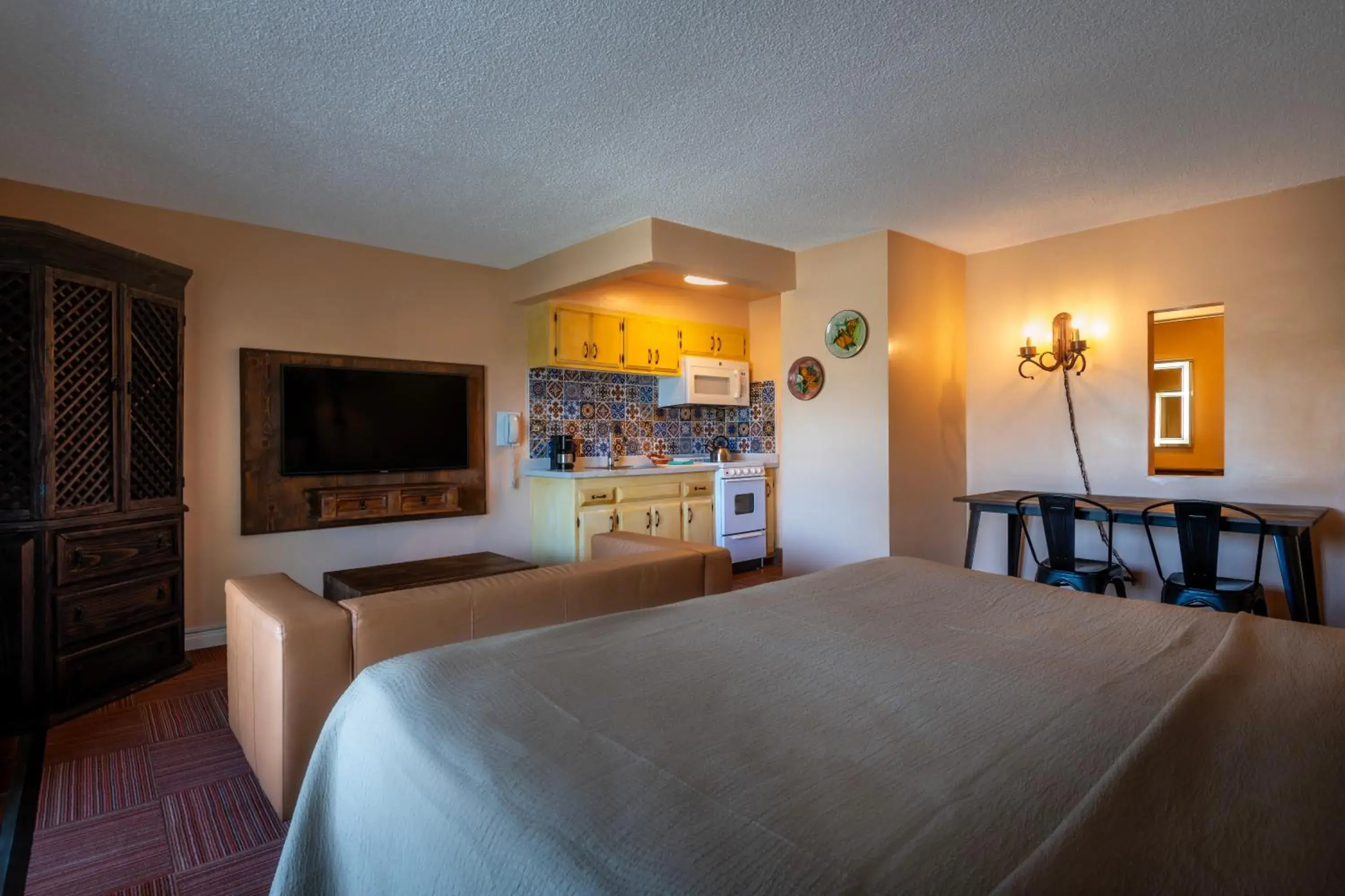 TV and multimedia, Bed in Hotel Pepper Tree Boutique Kitchen Studios - Anaheim TV and multimedia, Bed in Hotel Pepper Tree Boutique Kitchen Studios - Anaheim