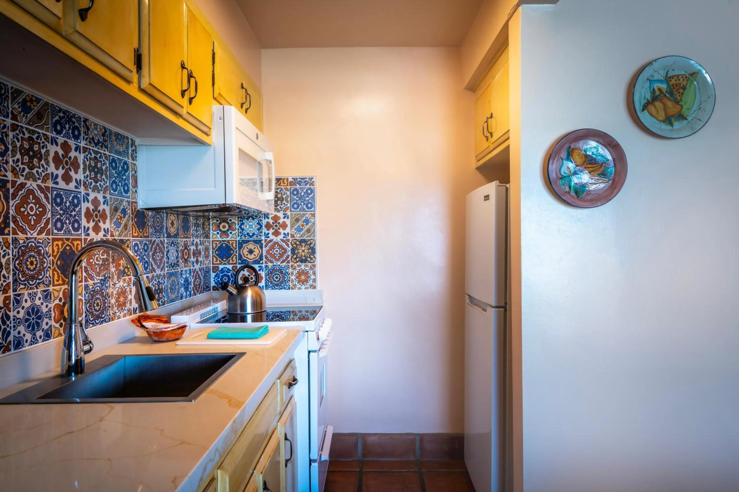 Kitchen or kitchenette in Hotel Pepper Tree Boutique Kitchen Studios - Anaheim