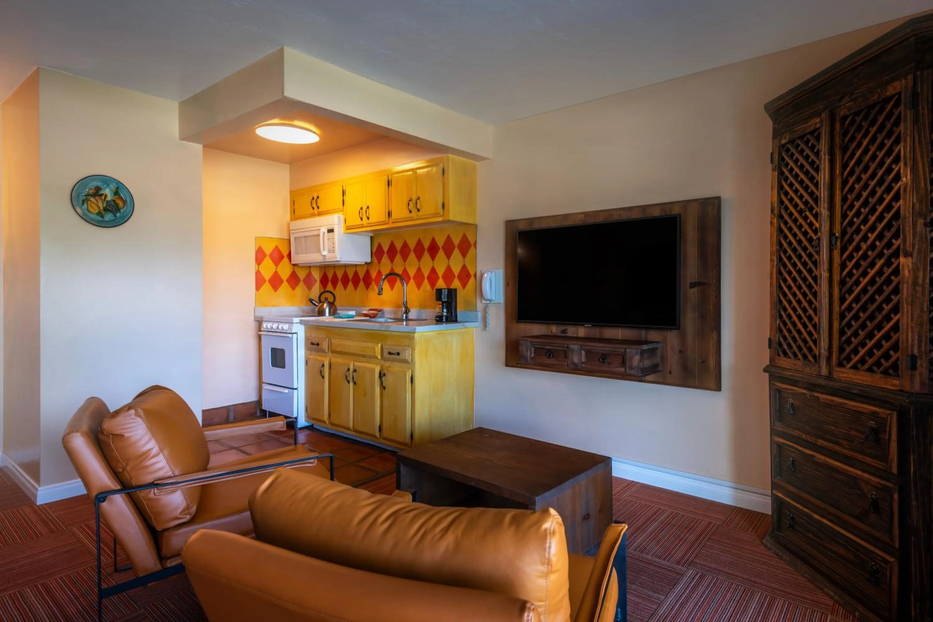 TV and multimedia in Hotel Pepper Tree Boutique Kitchen Studios - Anaheim