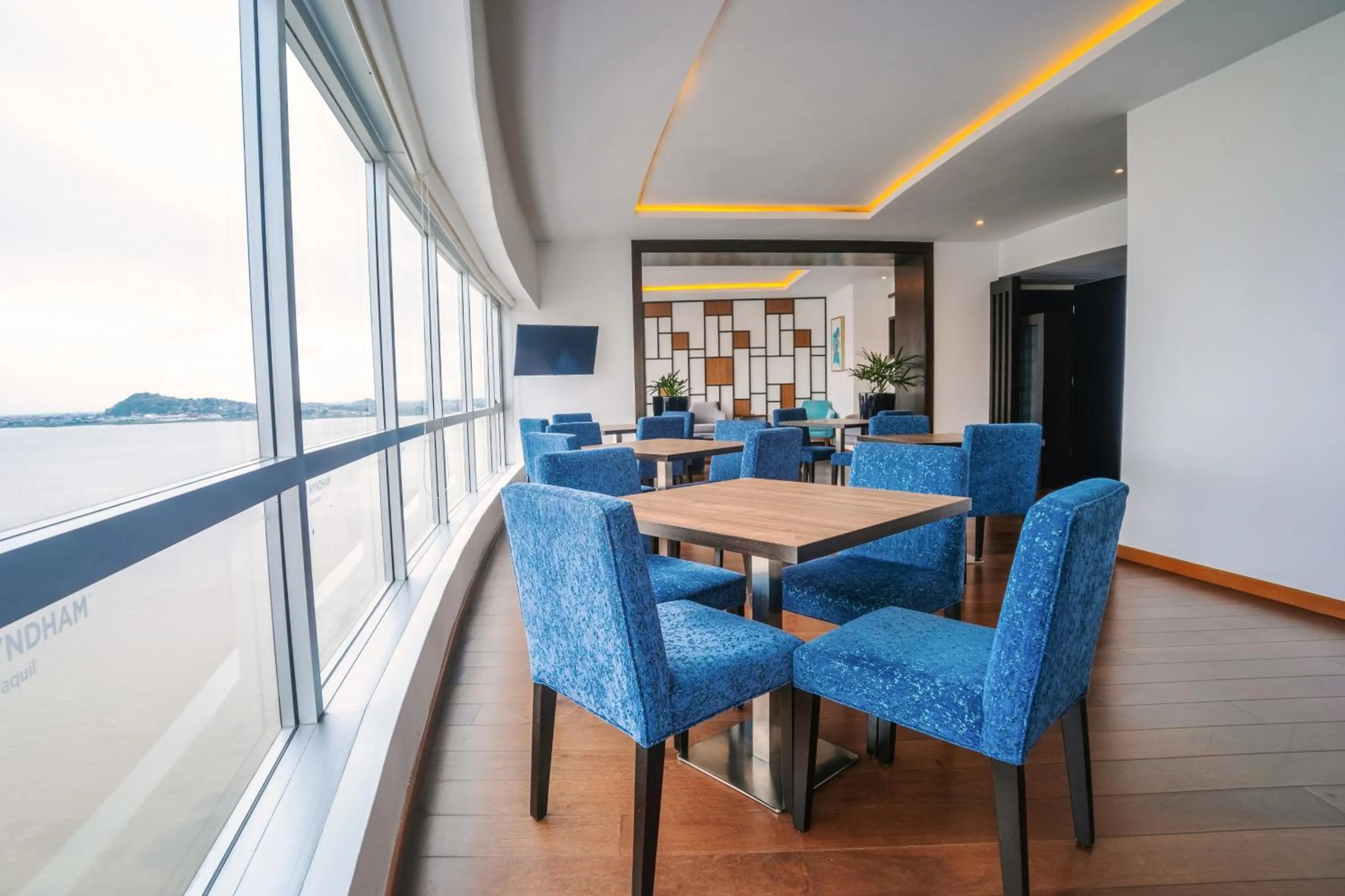 Living room in Wyndham Guayaquil, Puerto Santa Ana