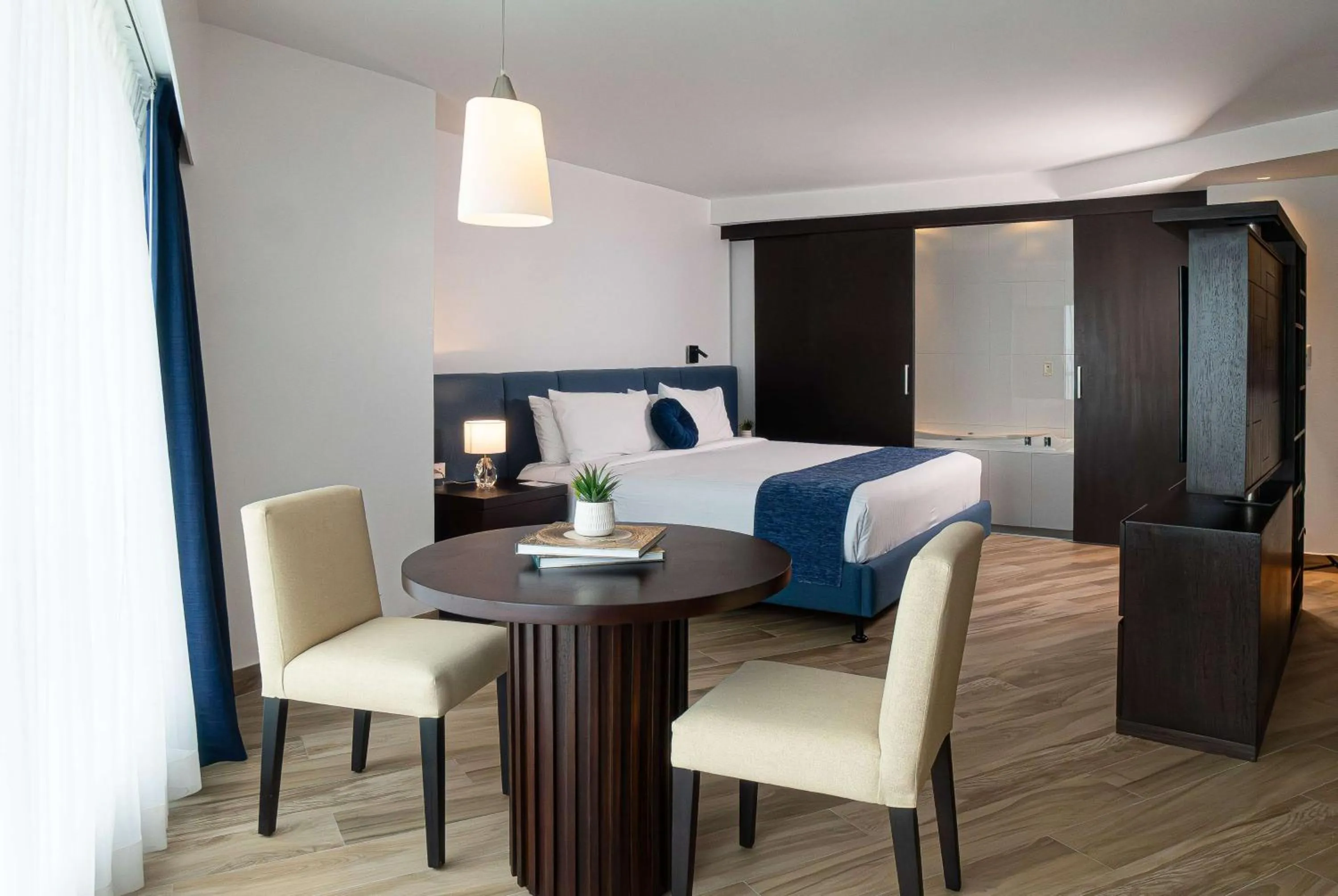 Bed in Wyndham Guayaquil, Puerto Santa Ana