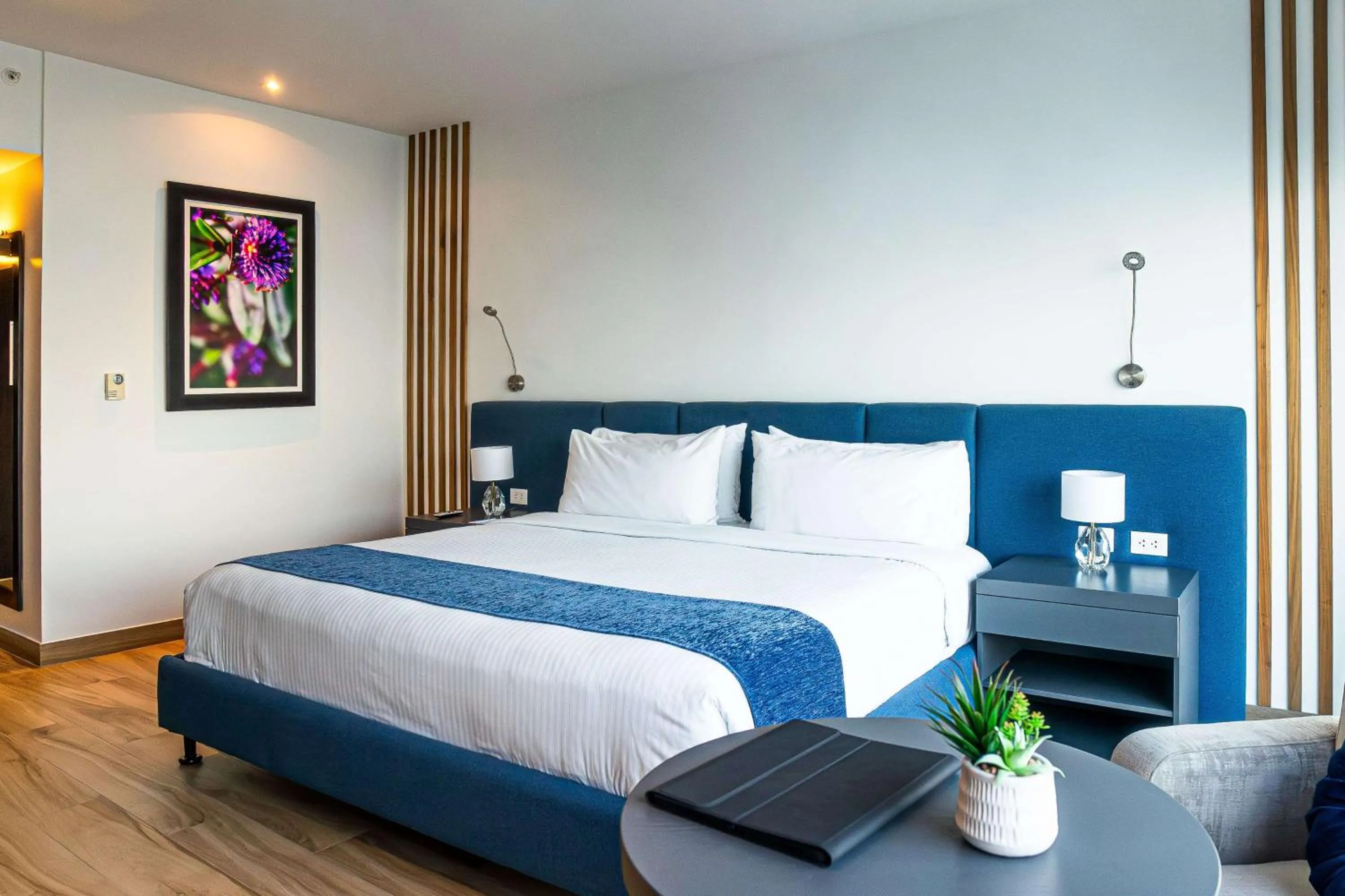 Photo of the whole room, Bed in Wyndham Guayaquil, Puerto Santa Ana